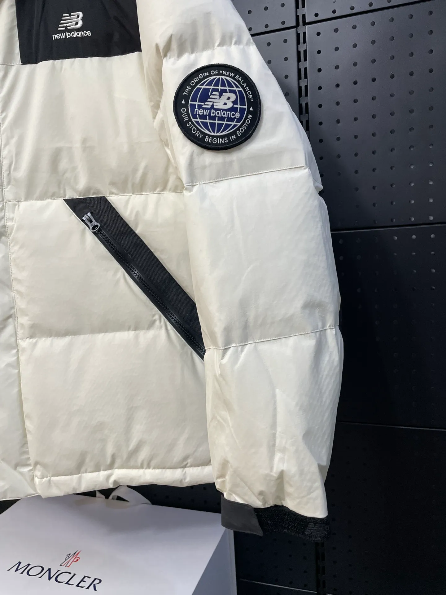 𝗡𝗲𝘄 𝗕𝗮𝗹𝗮𝗻𝗰𝗲｜ NB New Balance Badge Velcro Hooded Style/Down Jacket The top original replica version refers to the highest version in China (there is no one) 1⃣️ The imported barudan/Behringer embroidery machine is customized with 10,000-needle electric embroidery. It uses imported No. 7 needles and imported embroidery thread to ensure that each word is full, three-dimensional and clear. It can be called the most expensive embroidery label! 2⃣️It is filled with national standard 80 white duck down, which has better thermal insulation performance. It is not lightweight and has good fluff recovery after compression! 3⃣️Original custom-made 40D four-level waterproof fabric, exclusively using the same single-layer fabric method as the original. The use of single-layer fabric has tested that the fabric and down must meet the standards to prevent velvet running, and ensure the feel and bulk. The interior is made of nylon double-layer sealing design, which will not cause any velvet running. The adjustable hem with built-in drawstring buckle can prevent wind and cold! 4⃣️The zippers are customized from the original factory, with clear engravings and perfect and smooth texture. Without bragging, there is almost no one that can do better than us! Make an original product with care, so that every customer has the confidence to introduce it to his customers: This is the top replica version in China. Good products do not need too many soft articles to set off, only junk products will boast: Original ZP uses thousands of words to impress consumers! Size：XS-XXL