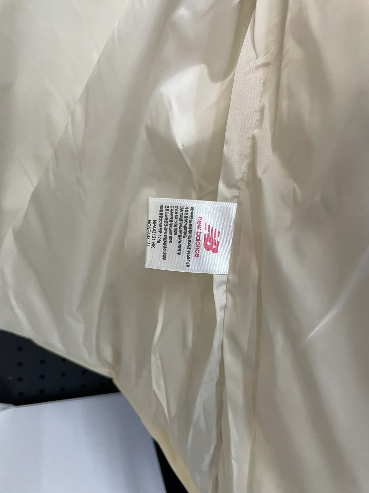 𝗡𝗲𝘄 𝗕𝗮𝗹𝗮𝗻𝗰𝗲｜ NB New Balance Badge Velcro Hooded Style/Down Jacket The top original replica version refers to the highest version in China (there is no one) 1⃣️ The imported barudan/Behringer embroidery machine is customized with 10,000-needle electric embroidery. It uses imported No. 7 needles and imported embroidery thread to ensure that each word is full, three-dimensional and clear. It can be called the most expensive embroidery label! 2⃣️It is filled with national standard 80 white duck down, which has better thermal insulation performance. It is not lightweight and has good fluff recovery after compression! 3⃣️Original custom-made 40D four-level waterproof fabric, exclusively using the same single-layer fabric method as the original. The use of single-layer fabric has tested that the fabric and down must meet the standards to prevent velvet running, and ensure the feel and bulk. The interior is made of nylon double-layer sealing design, which will not cause any velvet running. The adjustable hem with built-in drawstring buckle can prevent wind and cold! 4⃣️The zippers are customized from the original factory, with clear engravings and perfect and smooth texture. Without bragging, there is almost no one that can do better than us! Make an original product with care, so that every customer has the confidence to introduce it to his customers: This is the top replica version in China. Good products do not need too many soft articles to set off, only junk products will boast: Original ZP uses thousands of words to impress consumers! Size：XS-XXL
