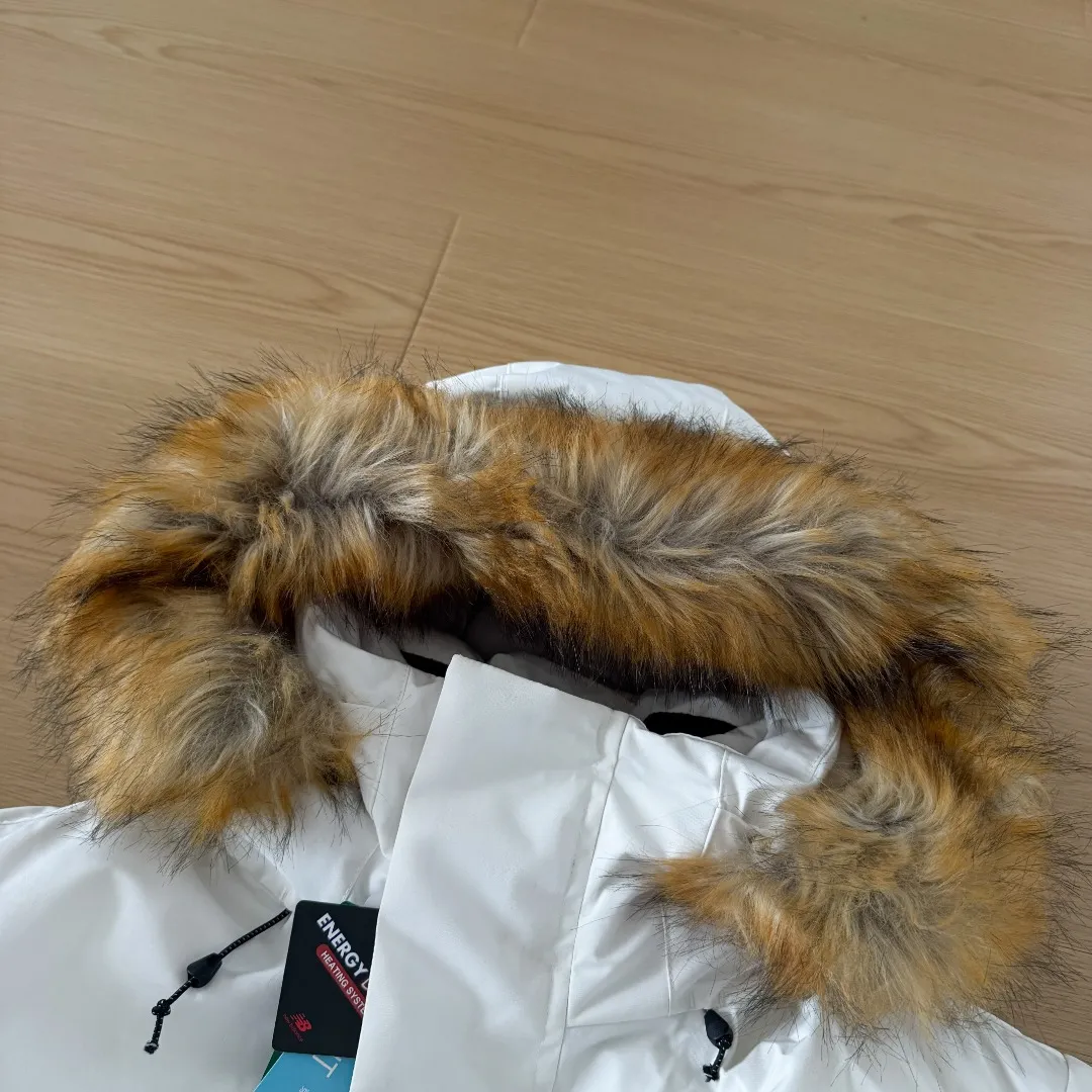 💰P390 Style number: Y 199 NEW BALANCENB mid-length four-pocket large fur collar workwear down jacket Synchronous star Same Style down jacket catwalk model top quality special NB down jacket fabric original zipper mold customization heavyweight three-dimensional slim fit tailoring, the upper body effect of this down jacket is perfect. This down jacket uses a double-layer anti-down liner design, white duck down filling, high fluffy fabric plus R coating process, full coverage, waterproof, windproof, anti-fouling and anti-static. The most important thing is strong warmth, keeping you and your family warm all winter. Men and women Same Style SIZE: XS S M L XL XXL Color: Black White