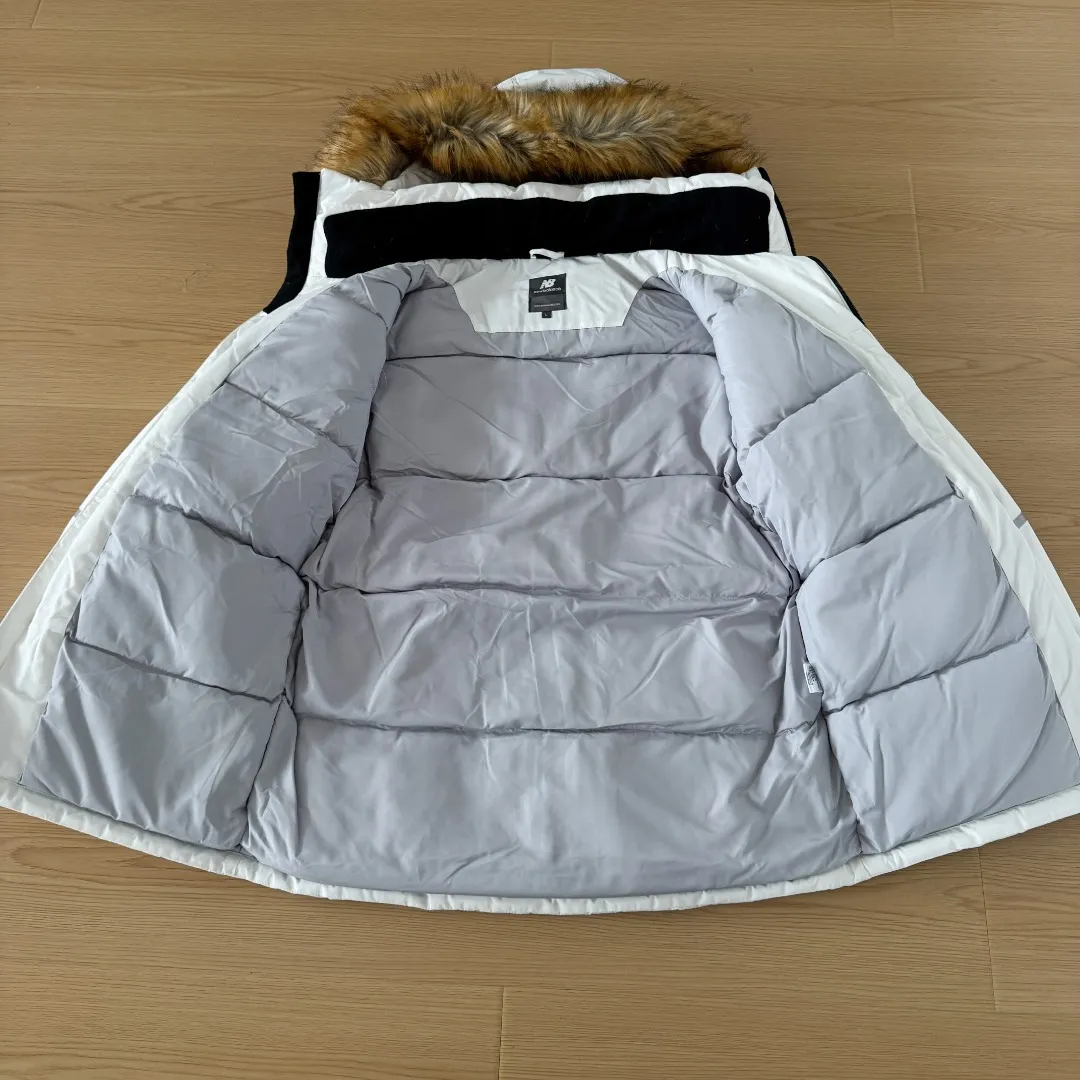 💰P390 Style number: Y 199 NEW BALANCENB mid-length four-pocket large fur collar workwear down jacket Synchronous star Same Style down jacket catwalk model top quality special NB down jacket fabric original zipper mold customization heavyweight three-dimensional slim fit tailoring, the upper body effect of this down jacket is perfect. This down jacket uses a double-layer anti-down liner design, white duck down filling, high fluffy fabric plus R coating process, full coverage, waterproof, windproof, anti-fouling and anti-static. The most important thing is strong warmth, keeping you and your family warm all winter. Men and women Same Style SIZE: XS S M L XL XXL Color: Black White