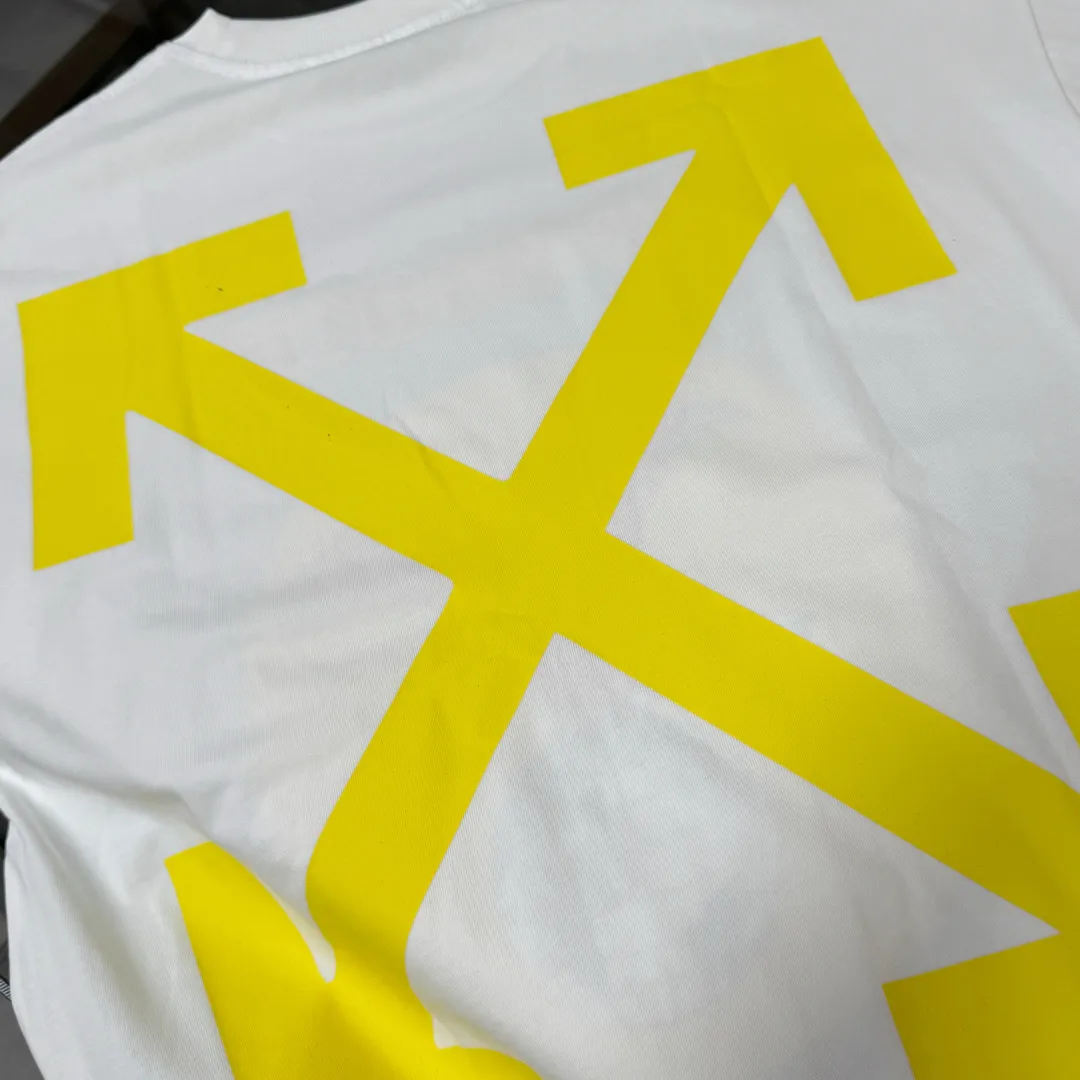 C🌟 OFF-WHITE 2026ss new spring and summer couple's round neck T-shirt🔥 Luxurious brand letter LOGO mark👍🏼 You can feel the youthfulness and fashion brought by this design on your upper body! The overall style is fashionable and trendy. The fabrics are made of top-quality fabrics supplied by customers. They are soft, skin-friendly, breathable, and have good stiffness and drape. The upper body is in fashionable and trendy colors. It is a must-have item for summer! Color: Black White Green Size: XS-S-M-L (loose fit, please state your height and weight when placing an order)