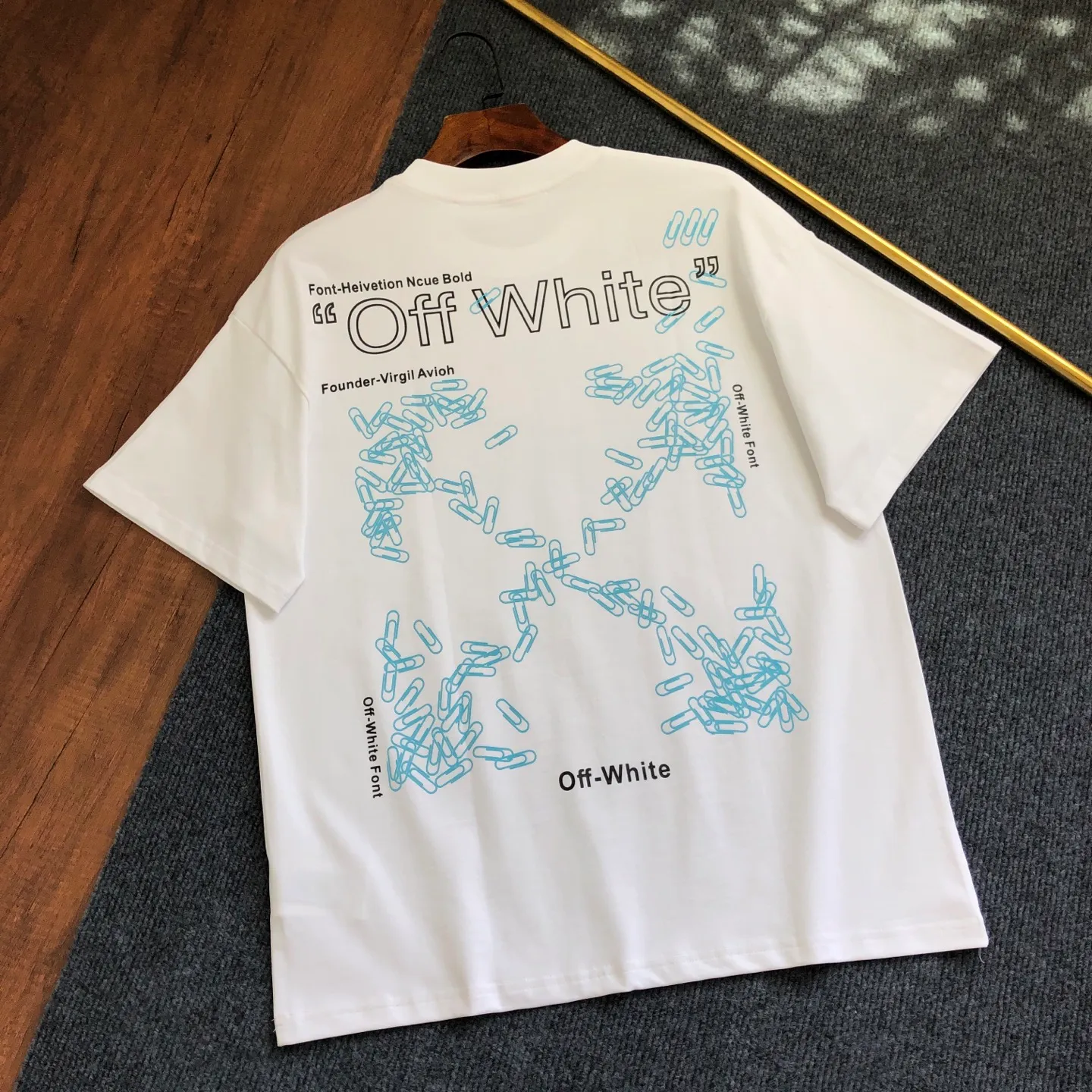 OFF-WHITE 2026New Arrival letter logo printed short-sleeved T-shirt ⚠Original fabric ⚠High version ⚠High Quality Internet celebrity Same Style uses custom-woven, custom-dyed, high-gram weight original fabric, up to 280g pure cotton fabric after washing, and the thread is increased to 2.7 without deformation. , 1-1 craftsmanship, loose oversize version. The texture and comfort are all full. The upper body is simple Versatile and the hand feels very comfortable. Super Versatile is a good-looking short-sleeved one. It has three standards. Same Style for men and women. Normal version. Non-market ordinary version. Feel free to compare. Quality is absolutely guaranteed. Color: Black White Sizes: XS ~ L Length 74, bust 118, shoulder width 61.5. Sleeve length 19.5 L. Length 76, bust 122, shoulder width 63, sleeve length 20