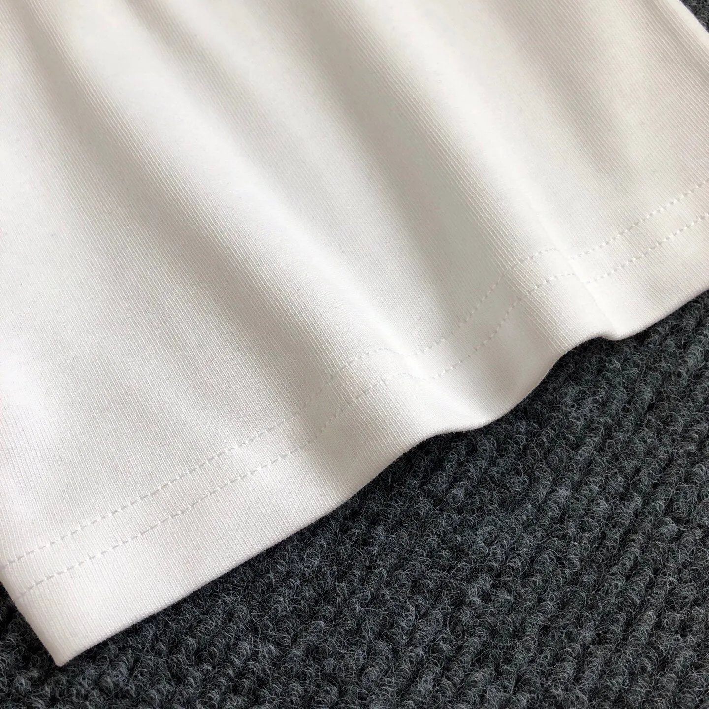 OFF-WHITE 2026New Arrival letter logo printed short-sleeved T-shirt ⚠Original fabric ⚠High version ⚠High Quality Internet celebrity Same Style uses custom-woven, custom-dyed, high-gram weight original fabric, up to 280g pure cotton fabric after washing, and the thread is increased to 2.7 without deformation. , 1-1 craftsmanship, loose oversize version. The texture and comfort are all full. The upper body is simple Versatile and the hand feels very comfortable. Super Versatile is a good-looking short-sleeved one. It has three standards. Same Style for men and women. Normal version. Non-market ordinary version. Feel free to compare. Quality is absolutely guaranteed. Color: Black White Sizes: XS ~ L Length 74, bust 118, shoulder width 61.5. Sleeve length 19.5 L. Length 76, bust 122, shoulder width 63, sleeve length 20