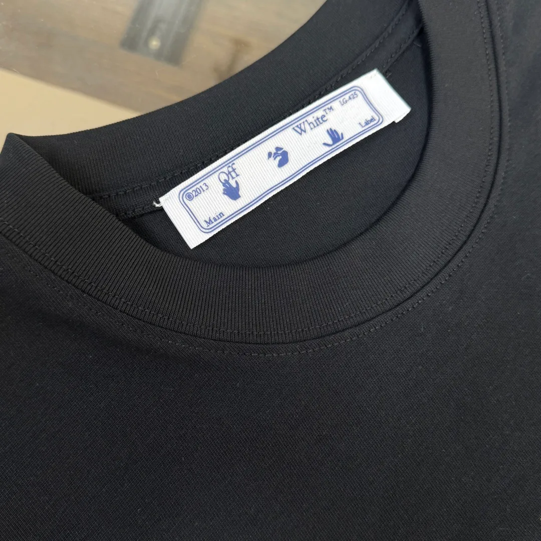 C🌟 OFF-WHITE 2026ss new spring and summer couple's round neck T-shirt🔥 Luxurious brand letter LOGO mark👍🏼 You can feel the youthfulness and fashion brought by this design on your upper body! The overall style is fashionable and trendy. The fabrics are made of top-quality fabrics supplied by customers. They are soft, skin-friendly, breathable, and have good stiffness and drape. The upper body is in fashionable and trendy colors. It is a must-have item for summer! Color: Black White Green Size: XS-S-M-L (loose fit, please state your height and weight when placing an order)