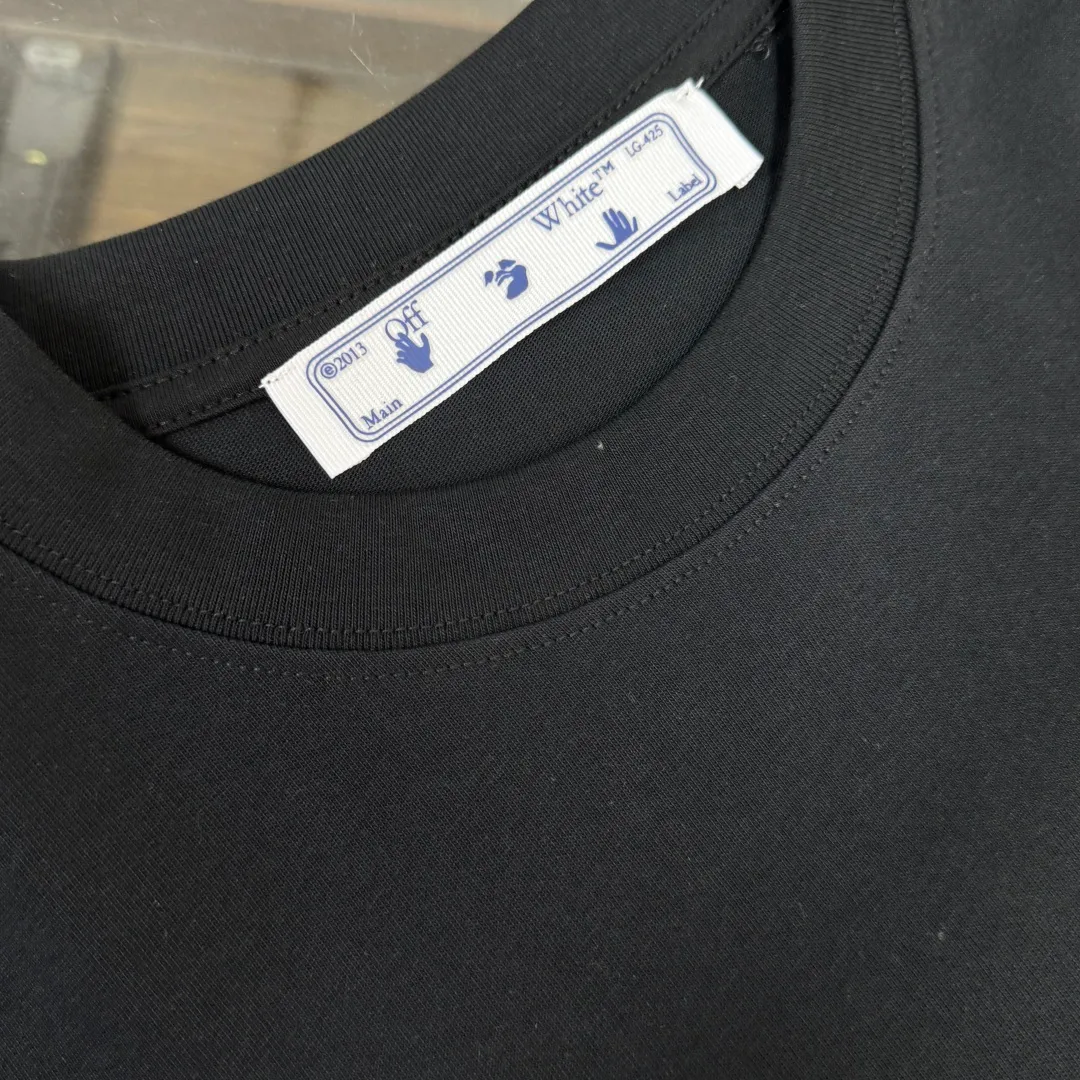 C🌟 OFF-WHITE 2026ss new spring and summer couple's round neck T-shirt🔥 Luxurious brand letter LOGO mark👍🏼 You can feel the youthfulness and fashion brought by this design on your upper body! The overall style is fashionable and trendy. The fabrics are made of top-quality fabrics supplied by customers. They are soft, skin-friendly, breathable, and have good stiffness and drape. The upper body is in fashionable and trendy colors. It is a must-have item for summer! Color: Black White Orange Size: XS-S-M-L (loose fit, please state your height and weight when placing an order)