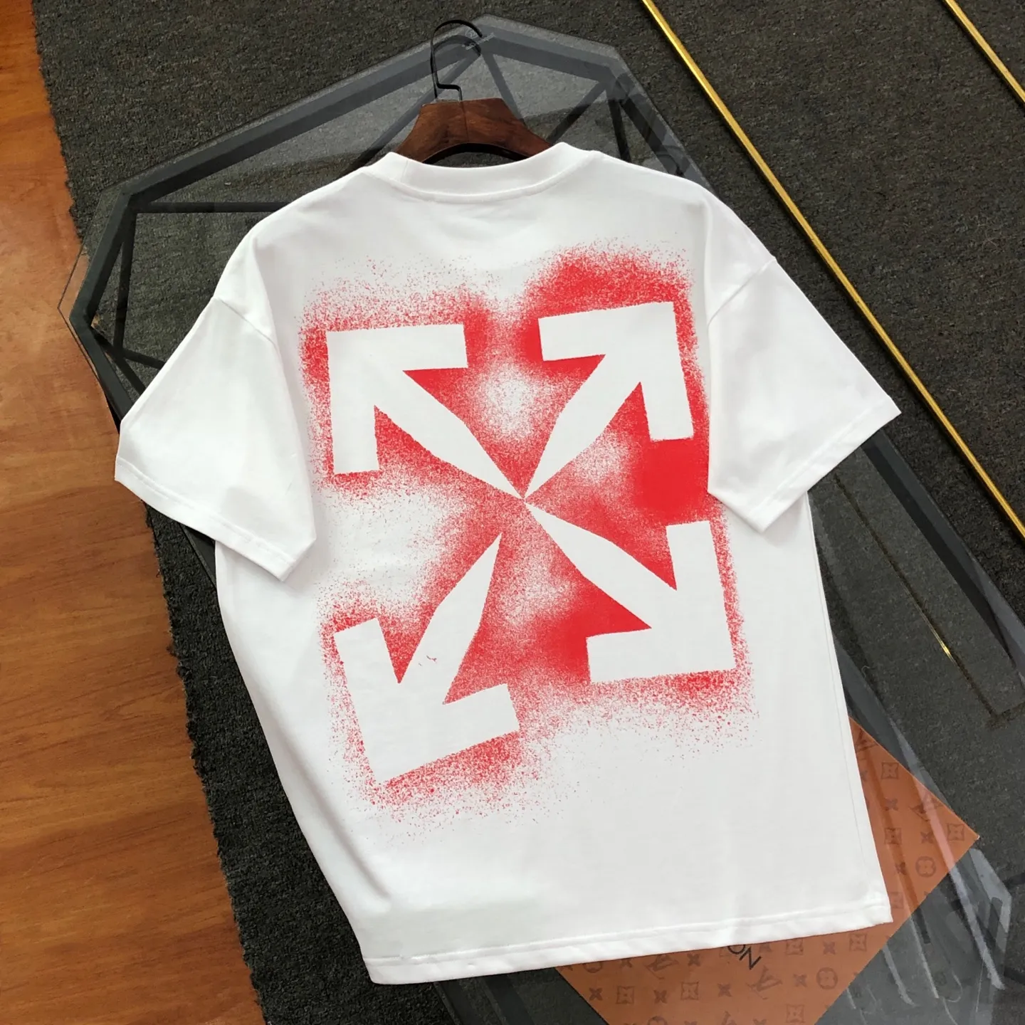 OFF-WHITE 2025New Arrival letter logo printed short-sleeved T-shirt ⚠Original fabric ⚠High version ⚠High Quality Internet celebrity Same Style uses custom-woven, custom-dyed, high-gram weight original fabric, up to 280g pure cotton fabric after washing, and the thread is increased to 2.7 without deformation. , 1-1 craftsmanship, loose oversize version. The texture and comfort are all full. The upper body is simple Versatile and the hand feels very comfortable. Super Versatile is a good-looking short-sleeved one. It has three labels. Same Style for men and women. Normal version. Non-market ordinary version. Compare at will. Quality is absolutely guaranteed. Color: Black White Sizes: XS ~ L : Length 74, bust 118, shoulder width 61.5, sleeve length 19.5 L: Length 76, bust 122, shoulder width 63, sleeves
