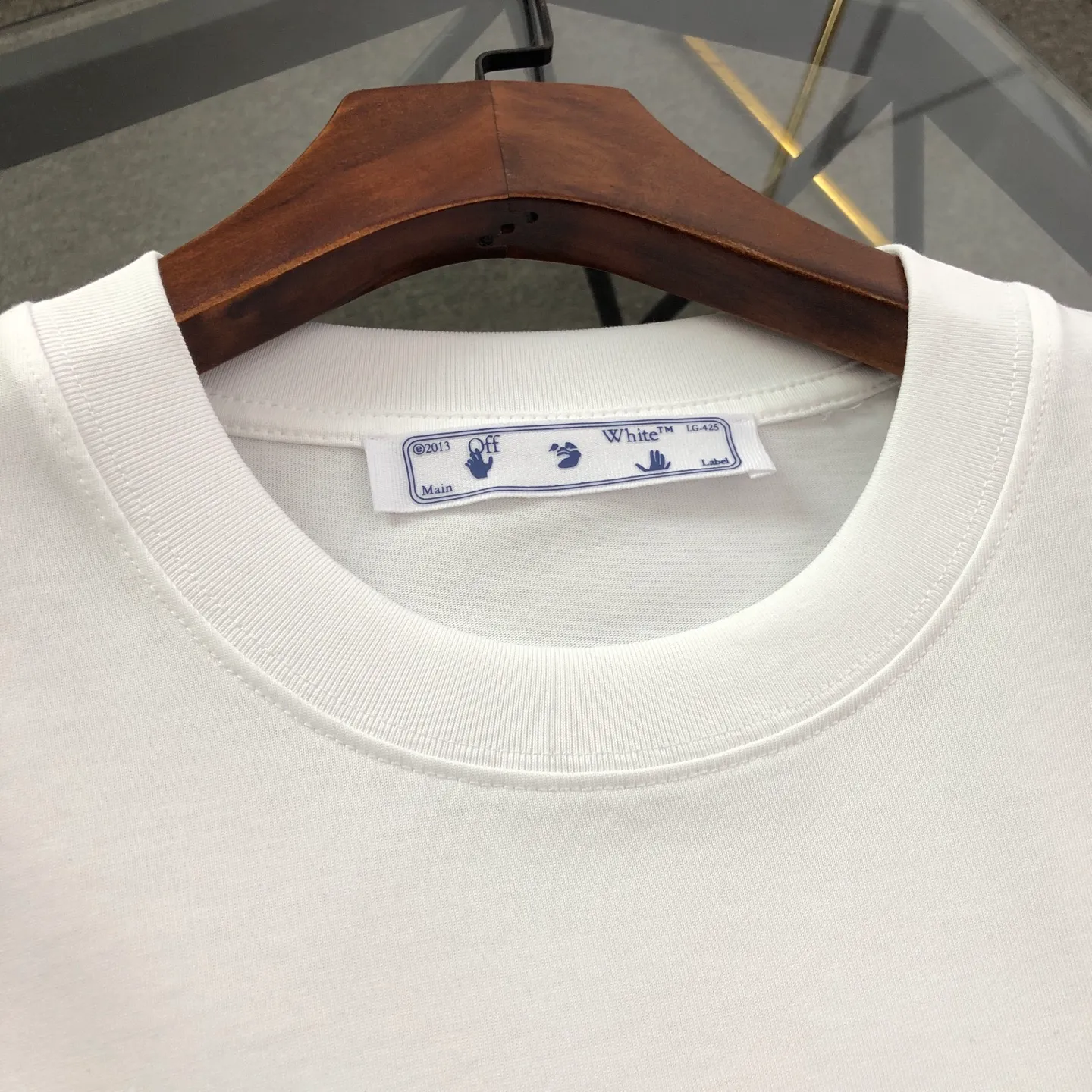 OFF-WHITE 2025New Arrival letter logo printed short-sleeved T-shirt ⚠Original fabric ⚠High version ⚠High Quality Internet celebrity Same Style uses custom-woven, custom-dyed, high-gram weight original fabric, up to 280g pure cotton fabric after washing, and the thread is increased to 2.7 without deformation. , 1-1 craftsmanship, loose oversize version. The texture and comfort are all full. The upper body is simple Versatile and the hand feels very comfortable. Super Versatile is a good-looking short-sleeved one. It has three labels. Same Style for men and women. Normal version. Non-market ordinary version. Compare at will. Quality is absolutely guaranteed. Color: Black White Sizes: XS ~ L : Length 74, bust 118, shoulder width 61.5, sleeve length 19.5 L: Length 76, bust 122, shoulder width 63, sleeves