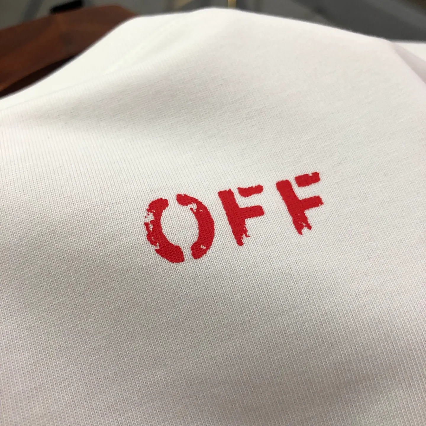 OFF-WHITE 2025New Arrival letter logo printed short-sleeved T-shirt ⚠Original fabric ⚠High version ⚠High Quality Internet celebrity Same Style uses custom-woven, custom-dyed, high-gram weight original fabric, up to 280g pure cotton fabric after washing, and the thread is increased to 2.7 without deformation. , 1-1 craftsmanship, loose oversize version. The texture and comfort are all full. The upper body is simple Versatile and the hand feels very comfortable. Super Versatile is a good-looking short-sleeved one. It has three labels. Same Style for men and women. Normal version. Non-market ordinary version. Compare at will. Quality is absolutely guaranteed. Color: Black White Sizes: XS ~ L : Length 74, bust 118, shoulder width 61.5, sleeve length 19.5 L: Length 76, bust 122, shoulder width 63, sleeves