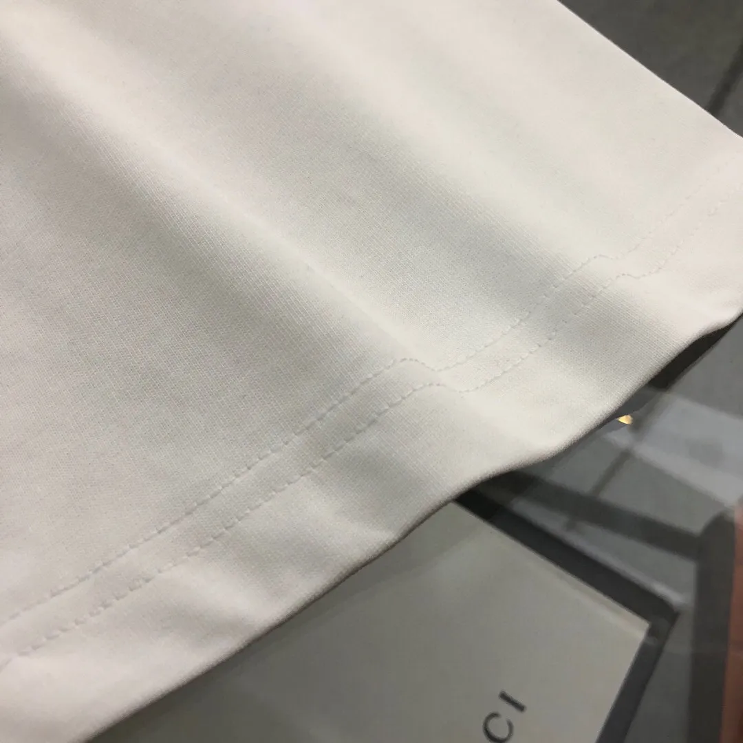 OFF-WHITE 2025New Arrival letter logo printed short-sleeved T-shirt ⚠Original fabric ⚠High version ⚠High Quality Internet celebrity Same Style uses custom-woven, custom-dyed, high-gram weight original fabric, up to 280g pure cotton fabric after washing, and the thread is increased to 2.7 without deformation. , 1-1 craftsmanship, loose oversize version. The texture and comfort are all full. The upper body is simple Versatile and the hand feels very comfortable. Super Versatile is a good-looking short-sleeved one. It has three labels. Same Style for men and women. Normal version. Non-market ordinary version. Compare at will. Quality is absolutely guaranteed. Color: Black White Sizes: XS ~ L : Length 74, bust 118, shoulder width 61.5, sleeve length 19.5 L: Length 76, bust 122, shoulder width 63, sleeves