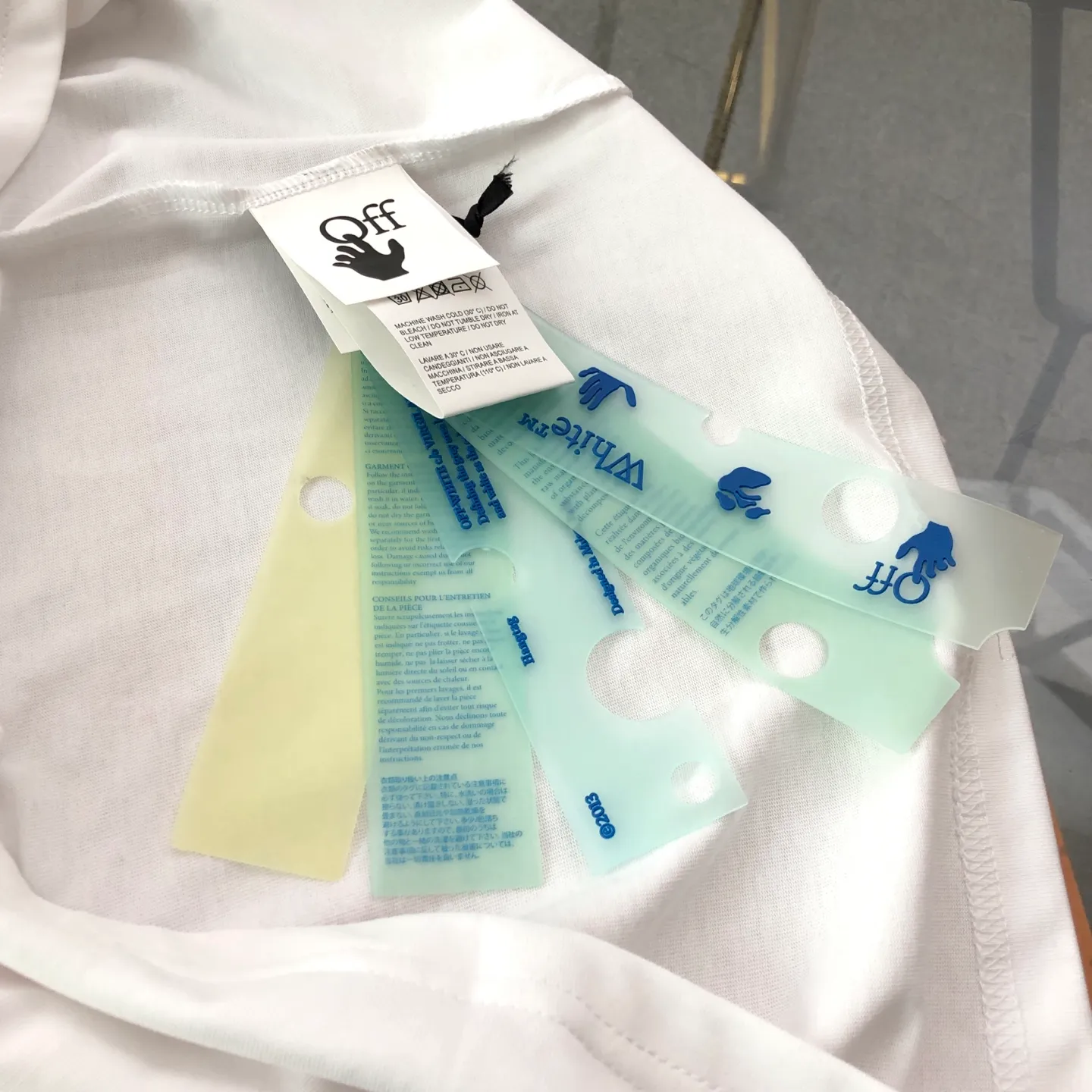 OFF-WHITE 2025New Arrival letter logo printed short-sleeved T-shirt ⚠Original fabric ⚠High version ⚠High Quality Internet celebrity Same Style uses custom-woven, custom-dyed, high-gram weight original fabric, up to 280g pure cotton fabric after washing, and the thread is increased to 2.7 without deformation. , 1-1 craftsmanship, loose oversize version. The texture and comfort are all full. The upper body is simple Versatile and the hand feels very comfortable. Super Versatile is a good-looking short-sleeved one. It has three labels. Same Style for men and women. Normal version. Non-market ordinary version. Compare at will. Quality is absolutely guaranteed. Color: Black White Sizes: XS ~ L : Length 74, bust 118, shoulder width 61.5, sleeve length 19.5 L: Length 76, bust 122, shoulder width 63, sleeves