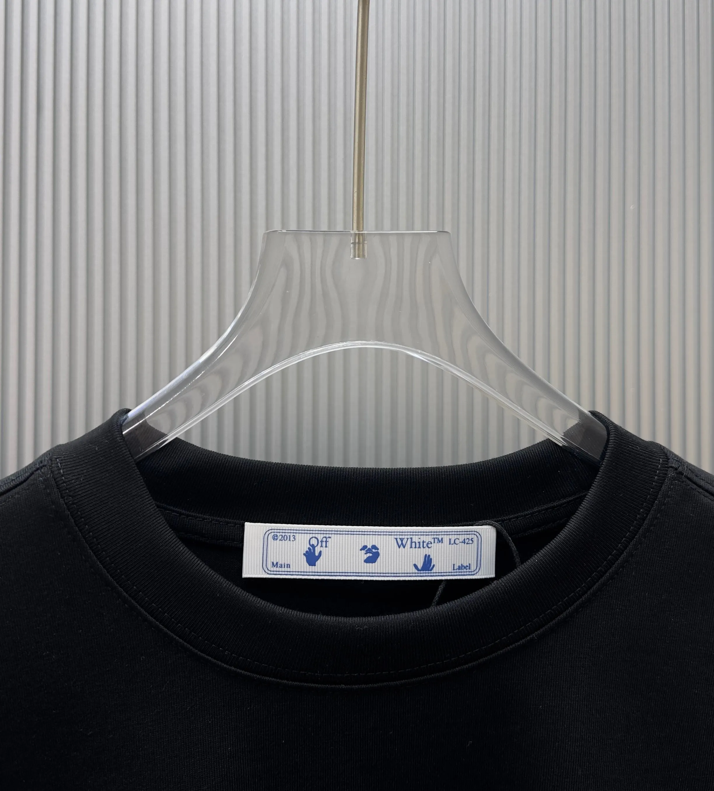 85💰 (Strictly control Quality) Style: off-white short-sleeved T-shirt Fabric: 300g double yarn 100% cotton Rib: 320g Sorona 1*1 trendy brand Process: Printing Color: White Night Blue Cool Blue Blue Floral Gray Black Size: M-4XL No gender distinction Men and women Same Style