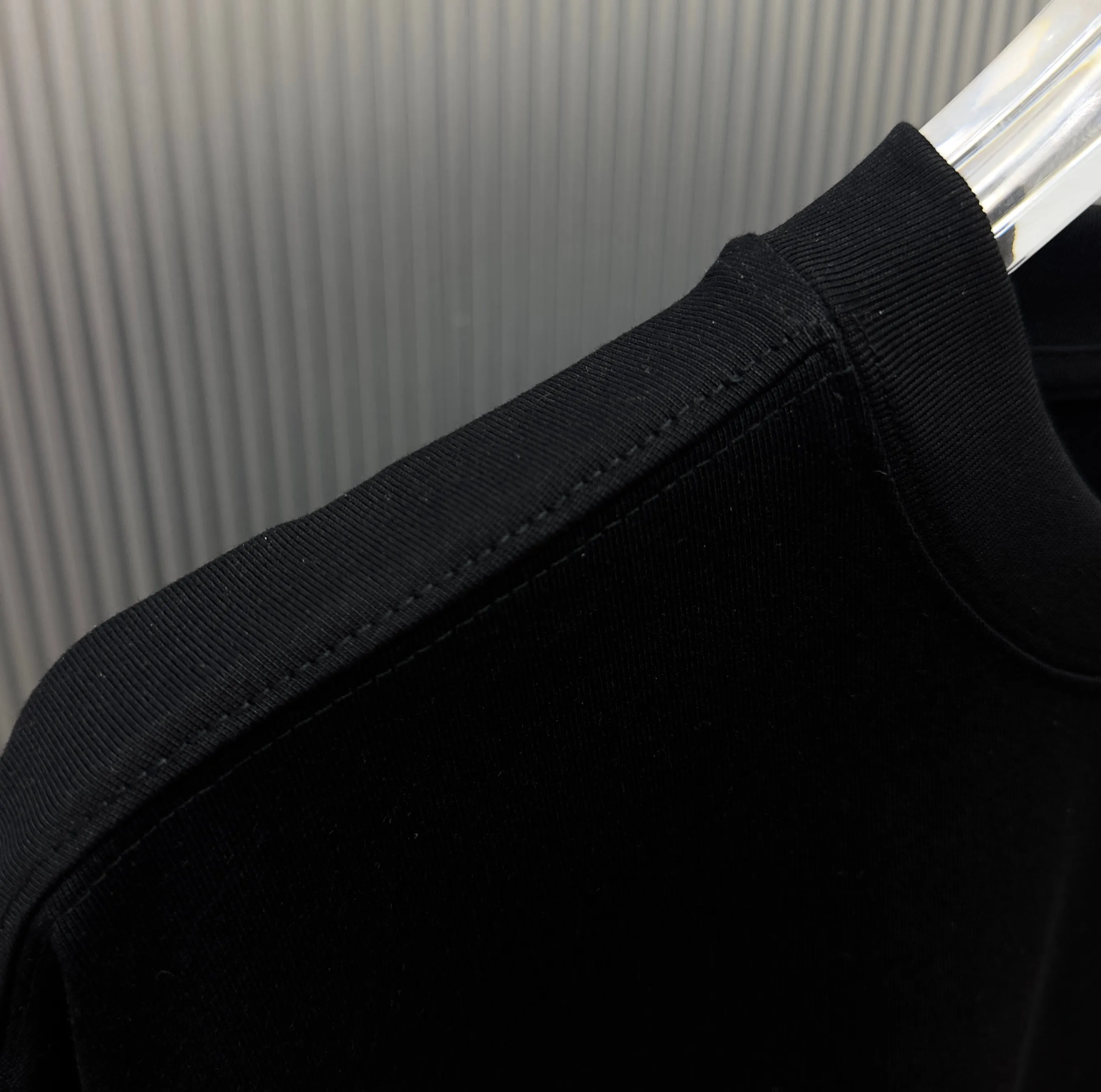 85💰 (Strictly control Quality) Style: off-white short-sleeved T-shirt Fabric: 300g double yarn 100% cotton Rib: 320g Sorona 1*1 trendy brand Process: Printing Color: White Night Blue Cool Blue Blue Floral Gray Black Size: M-4XL No gender distinction Men and women Same Style