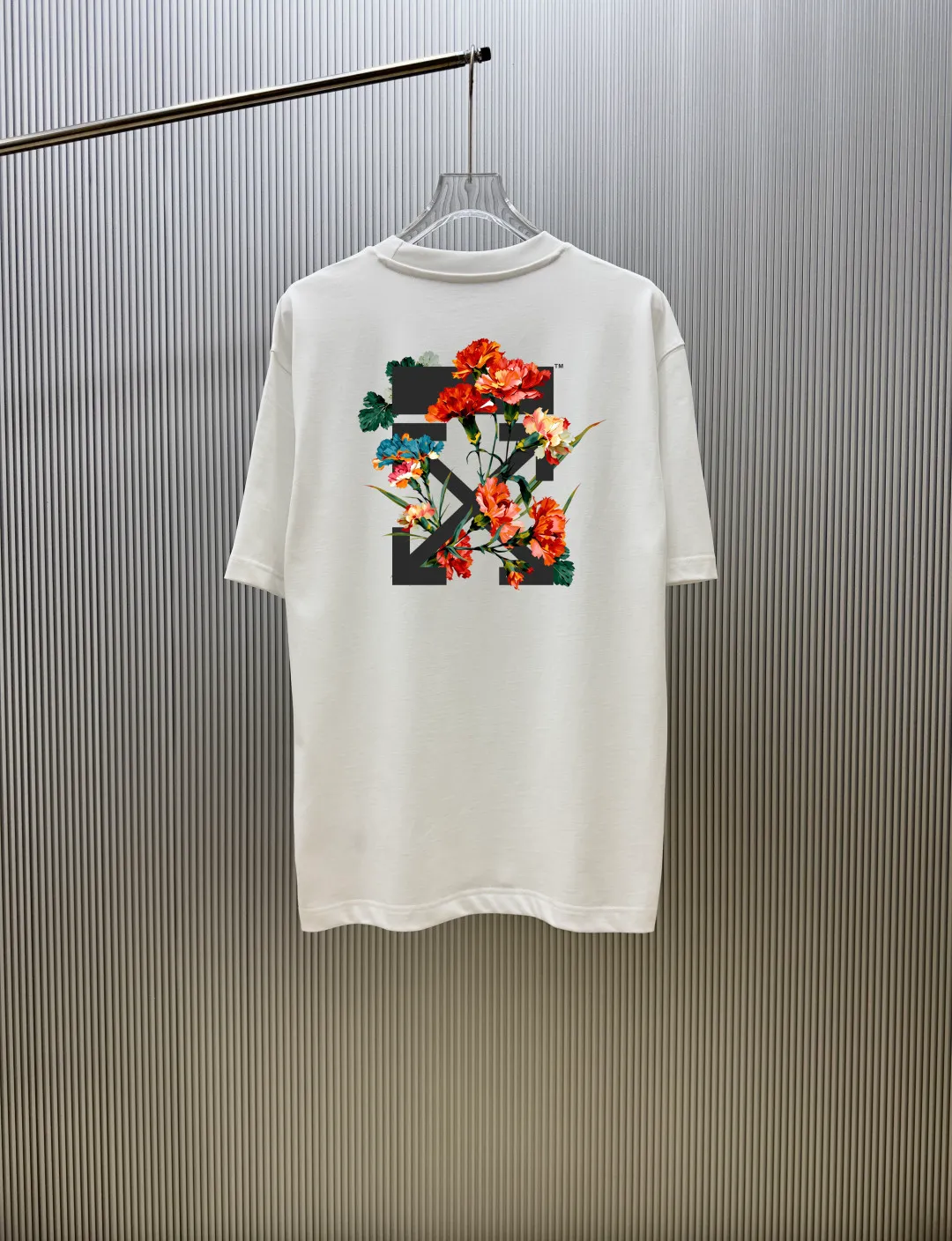 85💰 (Strictly control Quality) Style: off-white short-sleeved T-shirt Fabric: 300g double yarn 100% cotton Rib: 320g Sorona 1*1 trendy brand Process: Printing Color: White Night Blue Cool Blue Blue Floral Gray Black Size: M-4XL No gender distinction Men and women Same Style