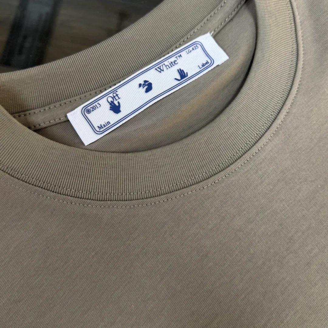 C🌟 OFF-WHITE 2026ss new spring and summer couple's round neck T-shirt🔥 Luxurious brand letter LOGO mark👍🏼 You can feel the youthfulness and fashion brought by this design on your upper body! The overall style is fashionable and trendy. The fabrics are made of top-quality fabrics supplied by customers. They are soft, skin-friendly, breathable, and have good stiffness and drape. The upper body is in fashionable and trendy colors. It is a must-have item for summer! Color: Black White Size: XS-S-M-L (loose fit, please state your height and weight when placing an order)