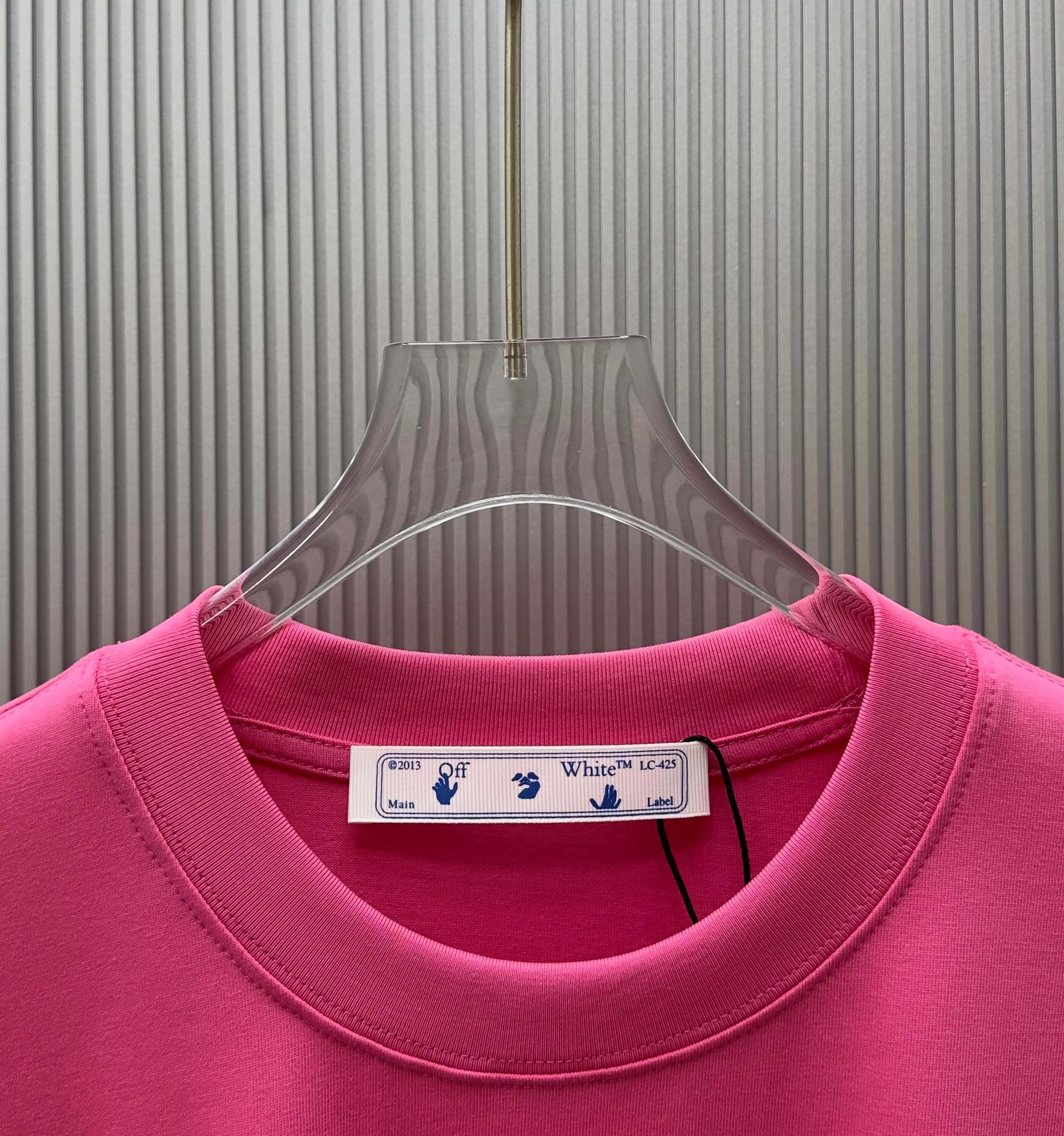 85💰 (Strictly control Quality) Style: off-white short-sleeved T-shirt Fabric: 300g heavy double yarn 100% cotton Rib: 320g heavy Sorona 1*1 trendy brand Process: Printing Color: White Orange Pink Night Blue Floral Gray Black Size: M-4XL No gender distinction Men and women Same Style
