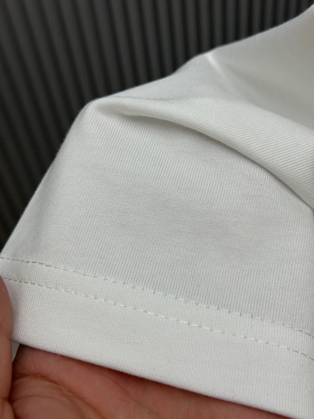 85💰 (Strictly control Quality) Style: off-white short-sleeved T-shirt Fabric: 300g heavy double yarn 100% cotton Rib: 320g heavy Sorona 1*1 trendy brand Process: Printing Color: White Cool Blue Floral Gray Blue Black Size: M-4XL No gender distinction Men and women Same Style