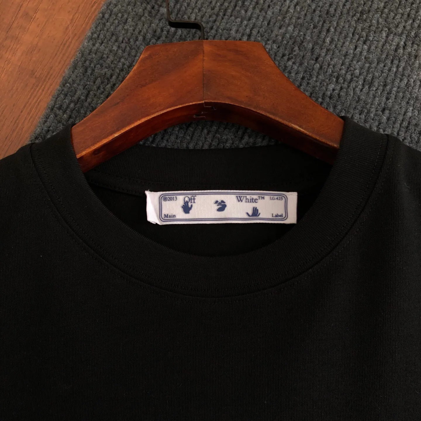 OFF-WHITE 2026New Arrival letter logo printed short-sleeved T-shirt ⚠Original fabric ⚠High version ⚠High Quality Internet celebrity Same Style uses custom-woven, custom-dyed, high-gram weight original fabric, up to 280g pure cotton fabric after washing, and the thread is increased to 2.7 without deformation. , 1-1 craftsmanship, loose oversize version. The texture and comfort are all full. The upper body is simple Versatile and the hand feels very comfortable. Super Versatile is a good-looking short-sleeved one. It has three standards. Same Style for men and women. Normal version. Non-market ordinary version. Feel free to compare. Quality is absolutely guaranteed. Color: Black White Sizes: XS ~ L Length 74, bust 118, shoulder width 61.5. Sleeve length 19.5 L. Length 76, bust 122, shoulder width 63, sleeve length 20
