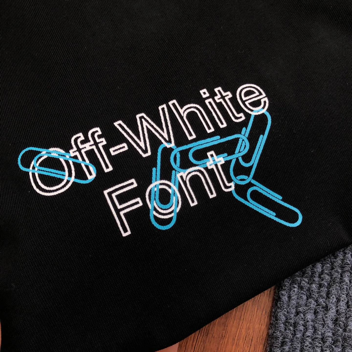 OFF-WHITE 2026New Arrival letter logo printed short-sleeved T-shirt ⚠Original fabric ⚠High version ⚠High Quality Internet celebrity Same Style uses custom-woven, custom-dyed, high-gram weight original fabric, up to 280g pure cotton fabric after washing, and the thread is increased to 2.7 without deformation. , 1-1 craftsmanship, loose oversize version. The texture and comfort are all full. The upper body is simple Versatile and the hand feels very comfortable. Super Versatile is a good-looking short-sleeved one. It has three standards. Same Style for men and women. Normal version. Non-market ordinary version. Feel free to compare. Quality is absolutely guaranteed. Color: Black White Sizes: XS ~ L Length 74, bust 118, shoulder width 61.5. Sleeve length 19.5 L. Length 76, bust 122, shoulder width 63, sleeve length 20