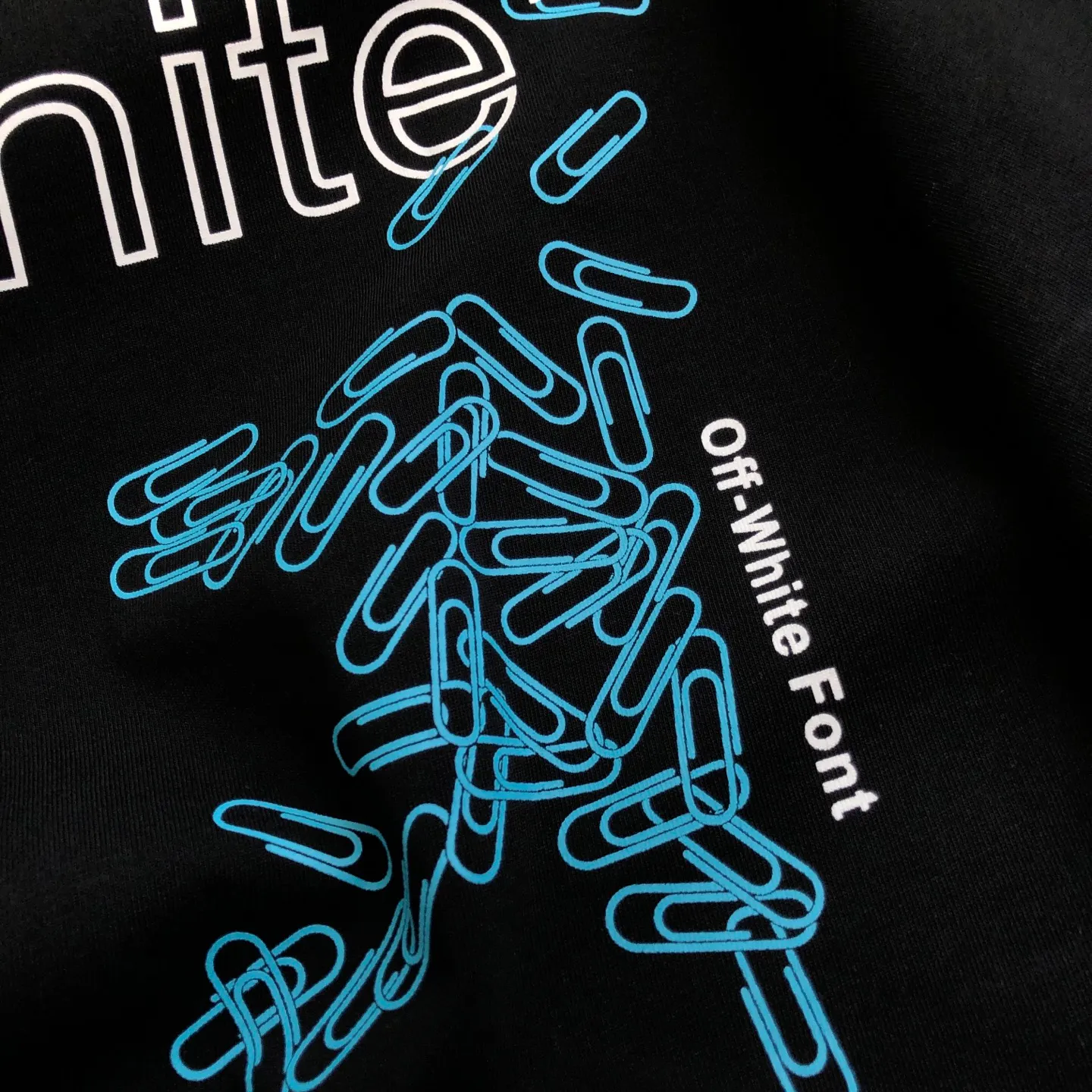 OFF-WHITE 2026New Arrival letter logo printed short-sleeved T-shirt ⚠Original fabric ⚠High version ⚠High Quality Internet celebrity Same Style uses custom-woven, custom-dyed, high-gram weight original fabric, up to 280g pure cotton fabric after washing, and the thread is increased to 2.7 without deformation. , 1-1 craftsmanship, loose oversize version. The texture and comfort are all full. The upper body is simple Versatile and the hand feels very comfortable. Super Versatile is a good-looking short-sleeved one. It has three standards. Same Style for men and women. Normal version. Non-market ordinary version. Feel free to compare. Quality is absolutely guaranteed. Color: Black White Sizes: XS ~ L Length 74, bust 118, shoulder width 61.5. Sleeve length 19.5 L. Length 76, bust 122, shoulder width 63, sleeve length 20
