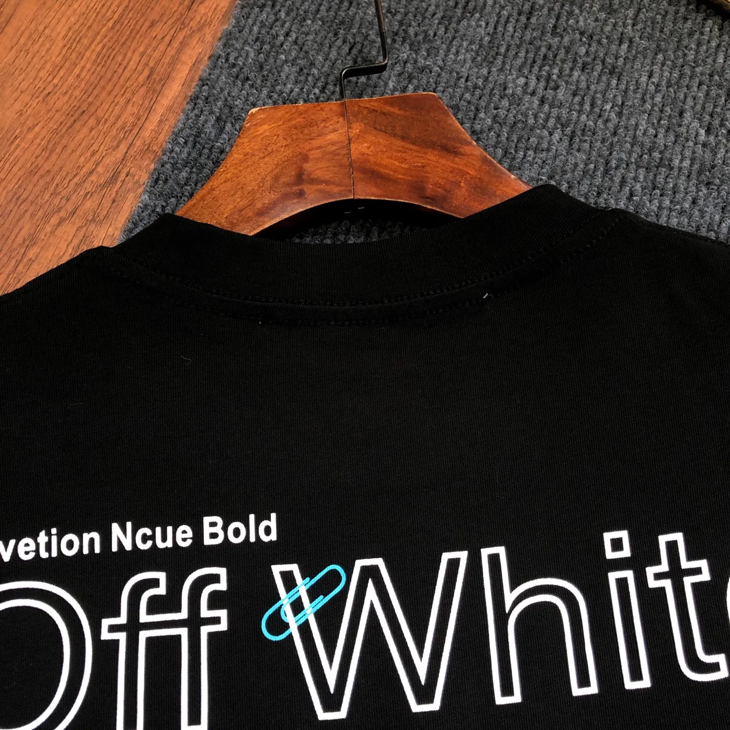 OFF-WHITE 2026New Arrival letter logo printed short-sleeved T-shirt ⚠Original fabric ⚠High version ⚠High Quality Internet celebrity Same Style uses custom-woven, custom-dyed, high-gram weight original fabric, up to 280g pure cotton fabric after washing, and the thread is increased to 2.7 without deformation. , 1-1 craftsmanship, loose oversize version. The texture and comfort are all full. The upper body is simple Versatile and the hand feels very comfortable. Super Versatile is a good-looking short-sleeved one. It has three standards. Same Style for men and women. Normal version. Non-market ordinary version. Feel free to compare. Quality is absolutely guaranteed. Color: Black White Sizes: XS ~ L Length 74, bust 118, shoulder width 61.5. Sleeve length 19.5 L. Length 76, bust 122, shoulder width 63, sleeve length 20