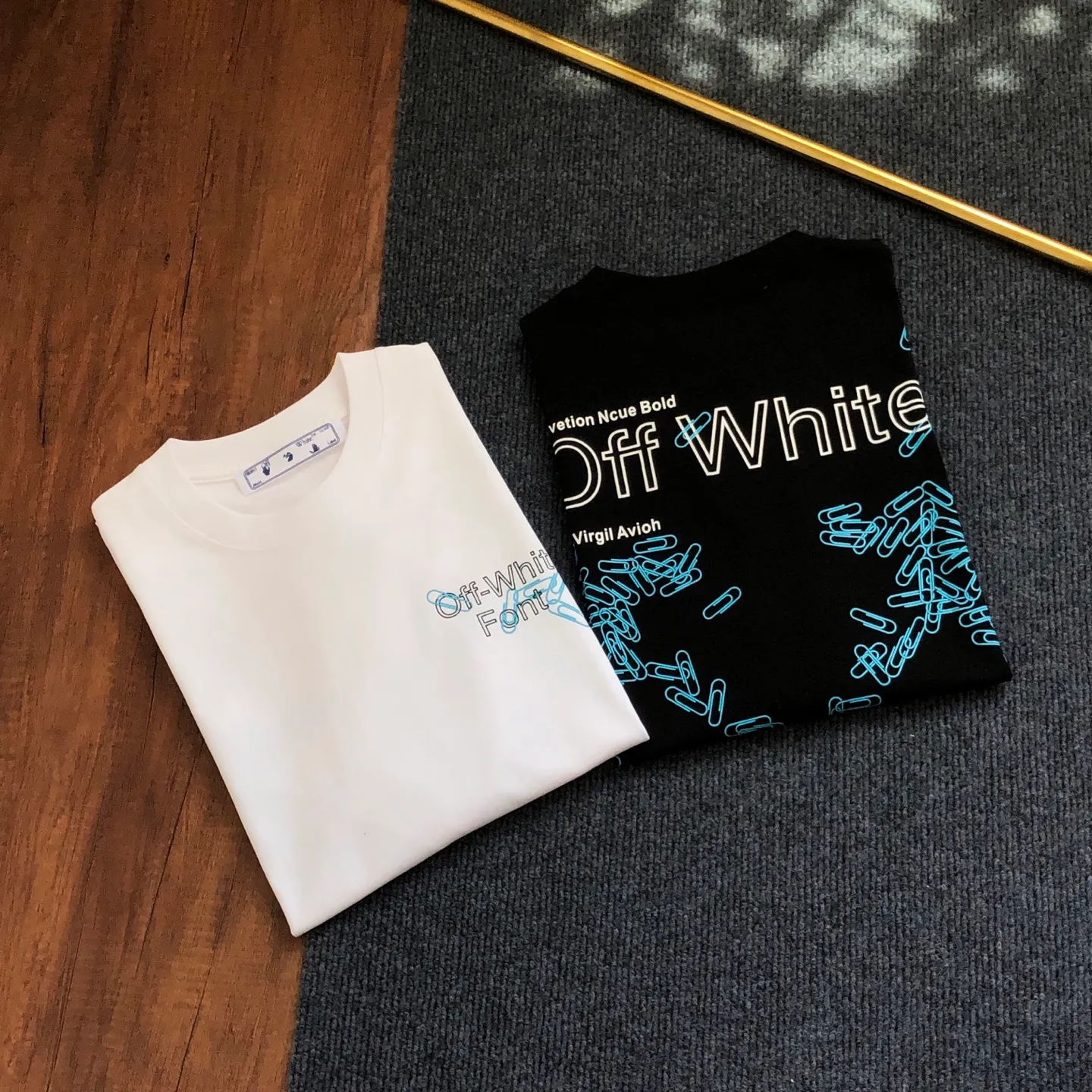 OFF-WHITE 2026New Arrival letter logo printed short-sleeved T-shirt ⚠Original fabric ⚠High version ⚠High Quality Internet celebrity Same Style uses custom-woven, custom-dyed, high-gram weight original fabric, up to 280g pure cotton fabric after washing, and the thread is increased to 2.7 without deformation. , 1-1 craftsmanship, loose oversize version. The texture and comfort are all full. The upper body is simple Versatile and the hand feels very comfortable. Super Versatile is a good-looking short-sleeved one. It has three standards. Same Style for men and women. Normal version. Non-market ordinary version. Feel free to compare. Quality is absolutely guaranteed. Color: Black White Sizes: XS ~ L Length 74, bust 118, shoulder width 61.5. Sleeve length 19.5 L. Length 76, bust 122, shoulder width 63, sleeve length 20