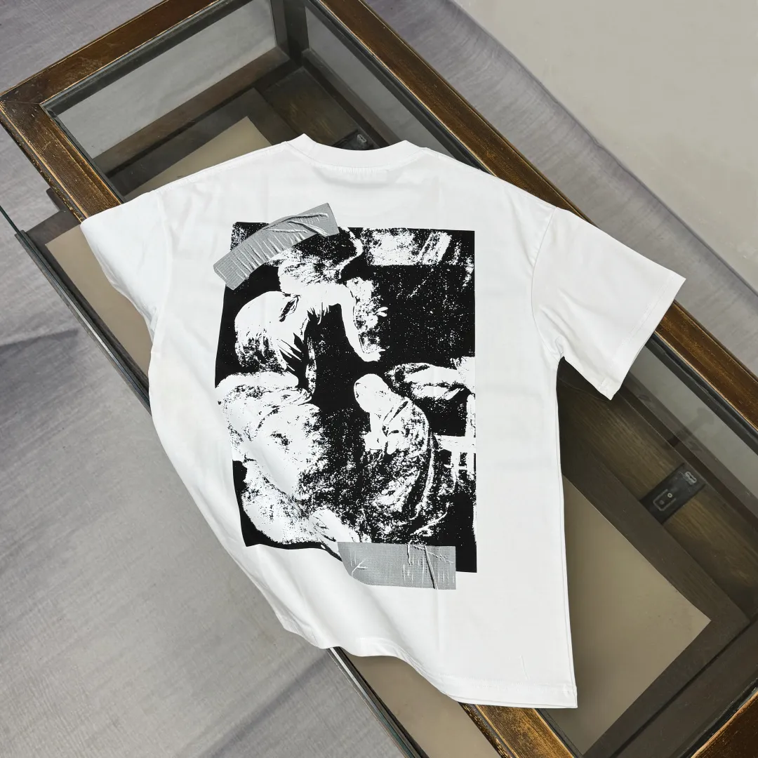 C🌟 OFF-WHITE 2026ss new spring and summer couple's round neck T-shirt🔥 Luxurious brand letter LOGO mark👍🏼 You can feel the youthfulness and fashion brought by this design on your upper body! The overall style is fashionable and trendy. The fabrics are made of top-quality fabrics supplied by customers. They are soft, skin-friendly, breathable, and have good stiffness and drape. The upper body is in fashionable and trendy colors. It is a must-have item for summer! Color: Black White Gray Size: XS-S-M-L (loose fit, please state your height and weight when placing an order)