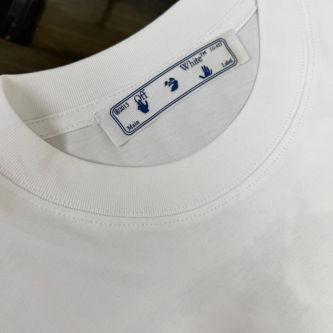 C🌟 OFF-WHITE 2026ss new spring and summer couple's round neck T-shirt🔥 Luxurious brand letter LOGO mark👍🏼 You can feel the youthfulness and fashion brought by this design on your upper body! The overall style is fashionable and trendy. The fabrics are made of top-quality fabrics supplied by customers. They are soft, skin-friendly, breathable, and have good stiffness and drape. The upper body is in fashionable and trendy colors. It is a must-have item for summer! Color: Black White Gray Size: XS-S-M-L (loose fit, please state your height and weight when placing an order)