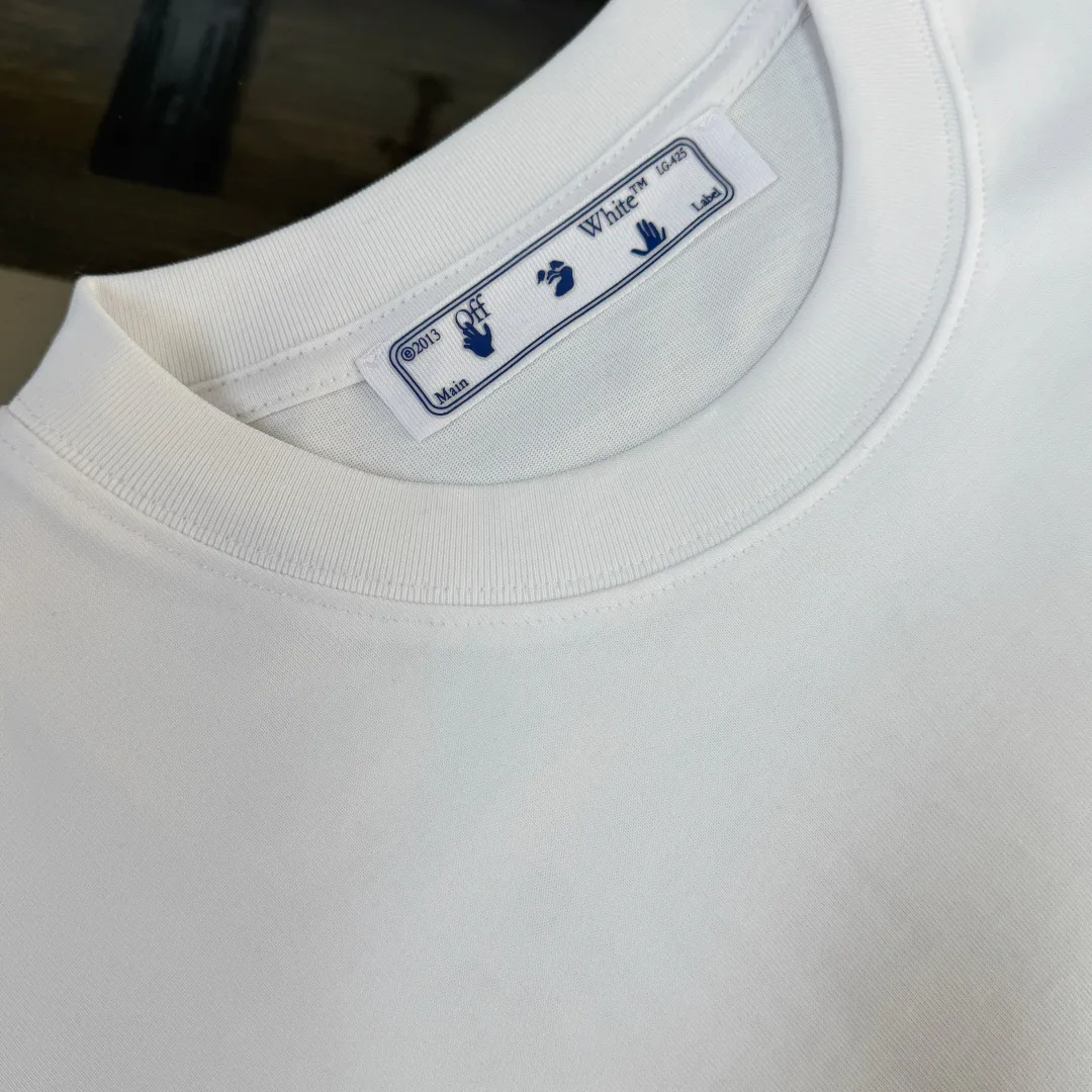 C🌟 OFF-WHITE 2026ss new spring and summer couple's round neck T-shirt🔥 Luxurious brand letter LOGO mark👍🏼 You can feel the youthfulness and fashion brought by this design on your upper body! The overall style is fashionable and trendy. The fabrics are made of top-quality fabrics supplied by customers. They are soft, skin-friendly, breathable, and have good stiffness and drape. The upper body is in fashionable and trendy colors. It is a must-have item for summer! Color: Black White Size: XS-S-M-L (loose fit, please state your height and weight when placing an order)