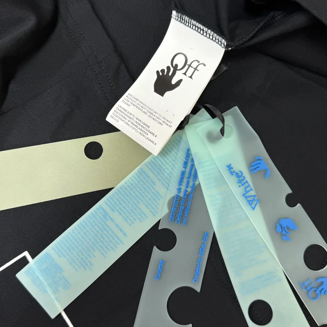 C🌟 OFF-WHITE 2026ss new spring and summer couple's round neck T-shirt🔥 Luxurious brand letter LOGO mark👍🏼 You can feel the youthfulness and fashion brought by this design on your upper body! The overall style is fashionable and trendy. The fabrics are made of top-quality fabrics supplied by customers. They are soft, skin-friendly, breathable, and have good stiffness and drape. The upper body is in fashionable and trendy colors. It is a must-have item for summer! Color: Black White Khaki Size: XS-S-M-L (loose fit, please state your height and weight when placing an order)