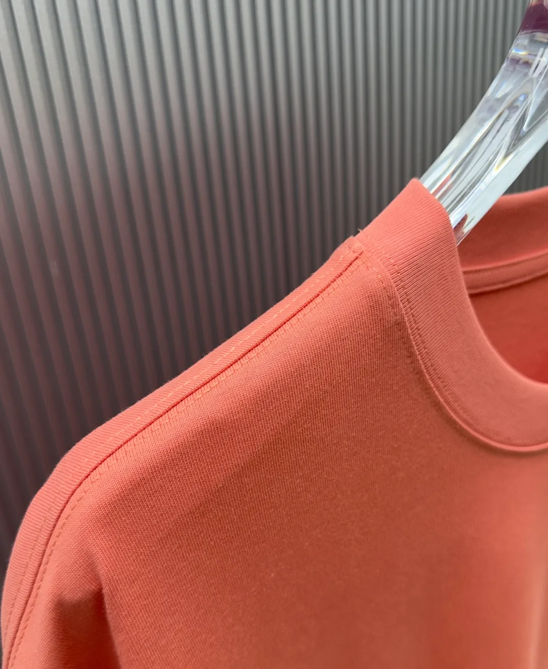 85💰 (Strictly control Quality) Style: off-white short-sleeved T-shirt Fabric: 300g double yarn 100% cotton Rib: 320g Sorona 1*1 trendy brand Technology: Printing Color: White Pink Red Night Blue Orange Black Size: M-4XL No gender distinction Men and women Same Style