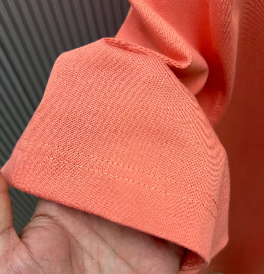 85💰 (Strictly control Quality) Style: off-white short-sleeved T-shirt Fabric: 300g double yarn 100% cotton Rib: 320g Sorona 1*1 trendy brand Process: Printing Color: White Orange Pink Red Floral Gray Black Size: M-4XL No gender distinction Men and women Same Style
