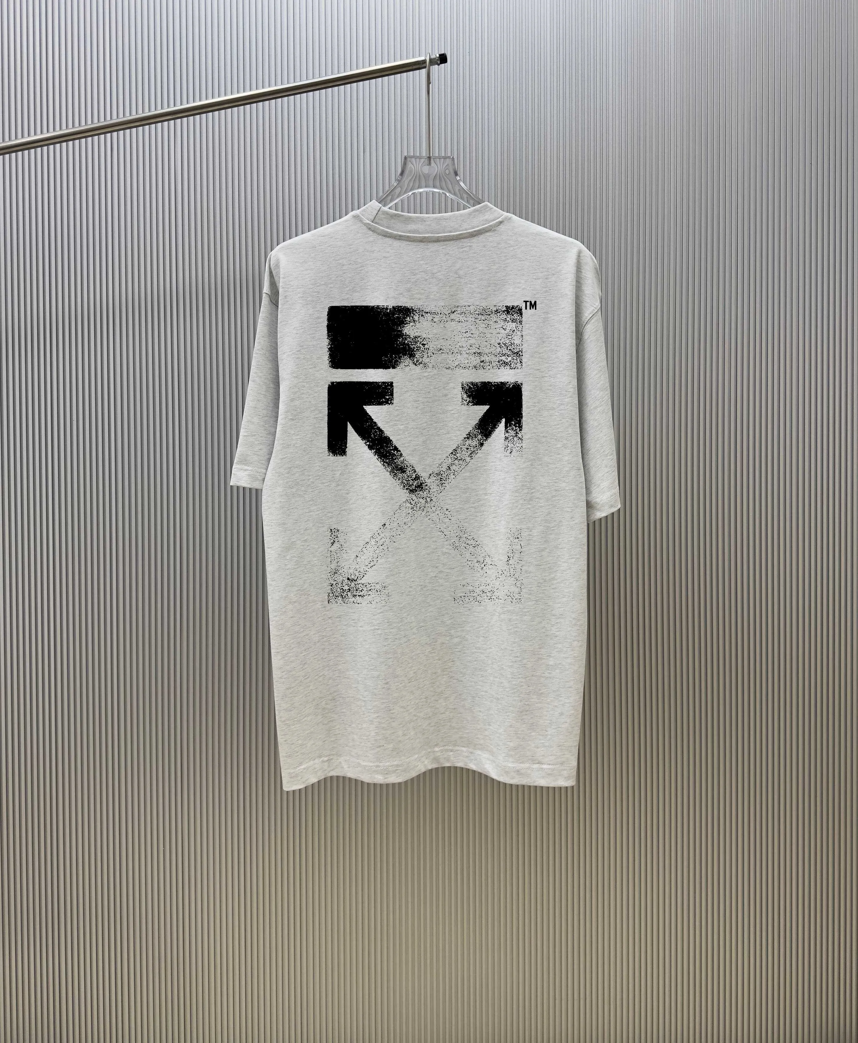 85💰 (Strictly control Quality) Style: off-white short-sleeved T-shirt Fabric: 300g heavy double yarn 100% cotton Rib: 320g heavy Sorona 1*1 trendy brand Process: Printing Color: White Orange Pink Night Blue Floral Gray Black Size: M-4XL No gender distinction Men and women Same Style