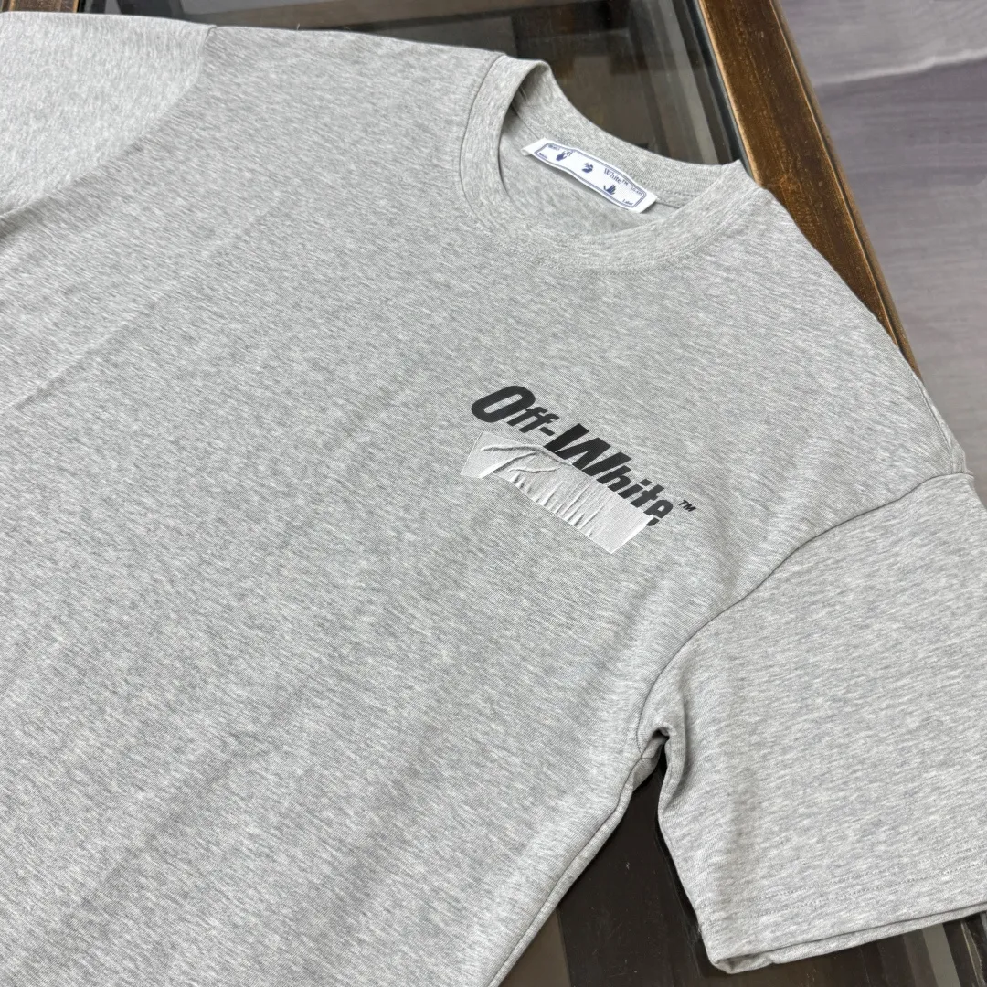 C🌟 OFF-WHITE 2026ss new spring and summer couple's round neck T-shirt🔥 Luxurious brand letter LOGO mark👍🏼 You can feel the youthfulness and fashion brought by this design on your upper body! The overall style is fashionable and trendy. The fabrics are made of top-quality fabrics supplied by customers. They are soft, skin-friendly, breathable, and have good stiffness and drape. The upper body is in fashionable and trendy colors. It is a must-have item for summer! Color: Black White Gray Size: XS-S-M-L (loose fit, please state your height and weight when placing an order)