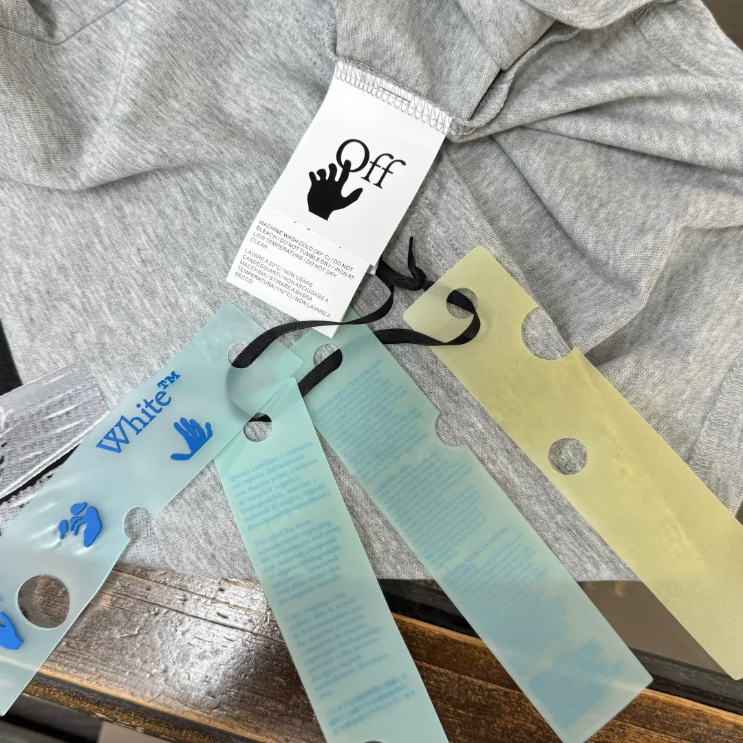 C🌟 OFF-WHITE 2026ss new spring and summer couple's round neck T-shirt🔥 Luxurious brand letter LOGO mark👍🏼 You can feel the youthfulness and fashion brought by this design on your upper body! The overall style is fashionable and trendy. The fabrics are made of top-quality fabrics supplied by customers. They are soft, skin-friendly, breathable, and have good stiffness and drape. The upper body is in fashionable and trendy colors. It is a must-have item for summer! Color: Black White Gray Size: XS-S-M-L (loose fit, please state your height and weight when placing an order)