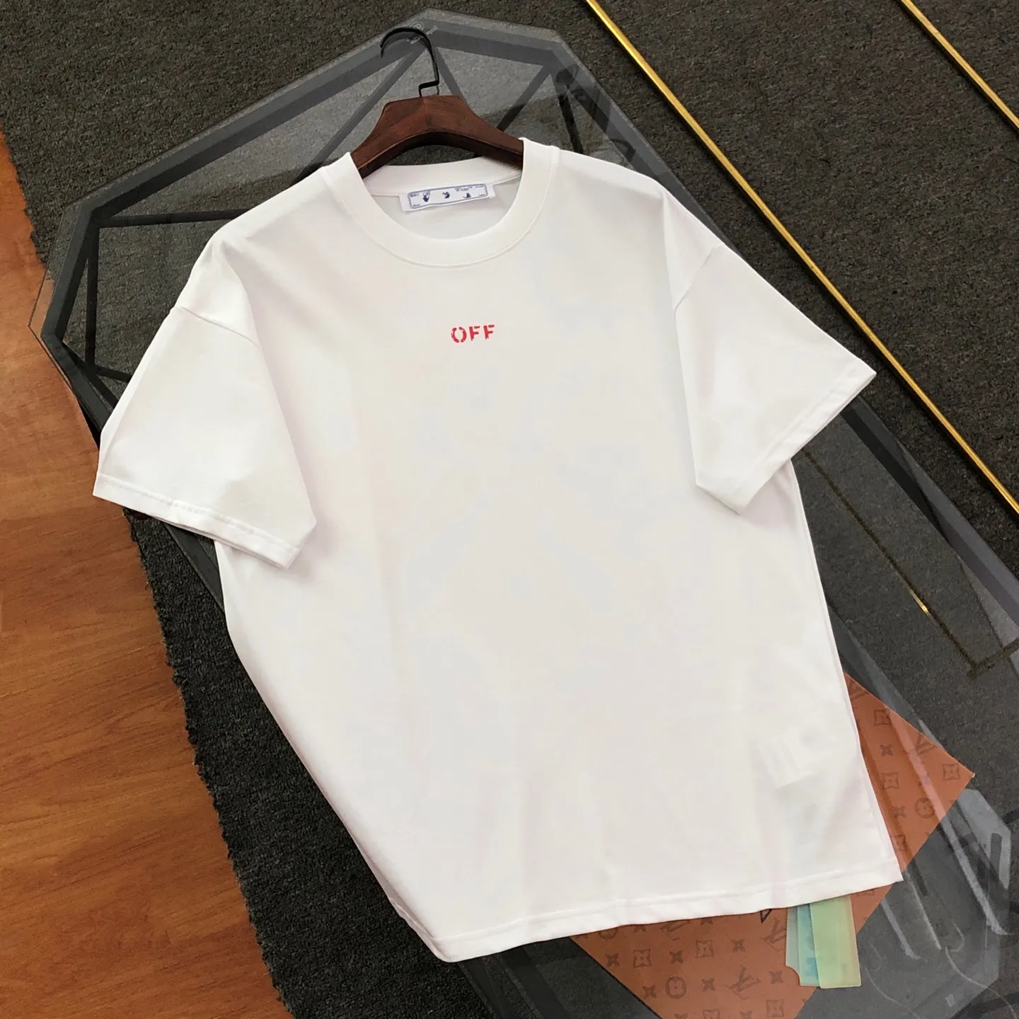 OFF-WHITE 2025New Arrival letter logo printed short-sleeved T-shirt ⚠Original fabric ⚠High version ⚠High Quality Internet celebrity Same Style uses custom-woven, custom-dyed, high-gram weight original fabric, up to 280g pure cotton fabric after washing, and the thread is increased to 2.7 without deformation. , 1-1 craftsmanship, loose oversize version. The texture and comfort are all full. The upper body is simple Versatile and the hand feels very comfortable. Super Versatile is a good-looking short-sleeved one. It has three labels. Same Style for men and women. Normal version. Non-market ordinary version. Compare at will. Quality is absolutely guaranteed. Color: Black White Sizes: XS ~ L : Length 74, bust 118, shoulder width 61.5, sleeve length 19.5 L: Length 76, bust 122, shoulder width 63, sleeves