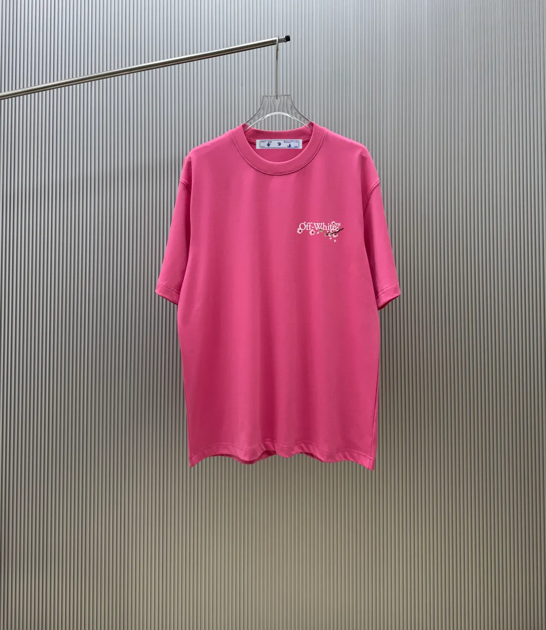 85💰 (Strictly control Quality) Style: off-white short-sleeved T-shirt Fabric: 300g double yarn 100% cotton Rib: 320g Sorona 1*1 trendy brand Process: Printing Color: White Pink Blue Cool Blue Floral Gray Black Size: M-4XL No gender distinction Men and women Same Style