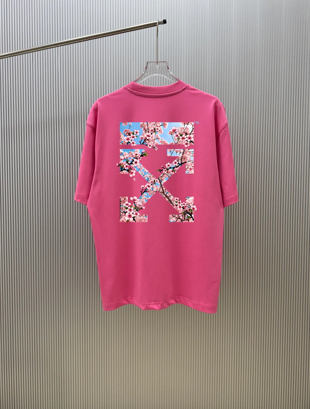 85💰 (Strictly control Quality) Style: off-white short-sleeved T-shirt Fabric: 300g double yarn 100% cotton Rib: 320g Sorona 1*1 trendy brand Process: Printing Color: White Pink Blue Cool Blue Floral Gray Black Size: M-4XL No gender distinction Men and women Same Style