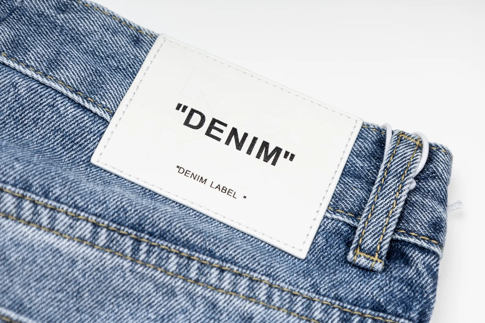 OFF-White 26 Autumn New Arrival Blue Pants White Printed Jeans This style uses 13.5 ounces of Japanese Kaihara custom-made soft structure denim, which is "stress-relieved" through a washing process on a selvedge weave base. The surface of the fabric has a slightly raised "peach skin" feel, just like a vintage item that has been worn for several years. It is skin-friendly but has clear muscles. The special double-twisting method of warp and weft allows the trouser legs to have an exaggerated volume (Extra Volume) and at the same time, the gravity is concentrated on the hem. When standing, it looks like mountains, and when walking, it creates flowing shadows. Style number: 2018# Color: Blue Size: 30 32 34 36
