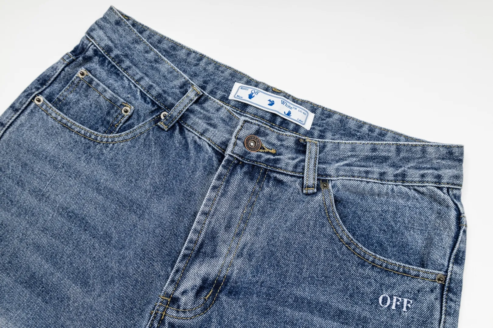 OFF-White 26 Autumn New Arrival Blue Pants White Printed Jeans This style uses 13.5 ounces of Japanese Kaihara custom-made soft structure denim, which is "stress-relieved" through a washing process on a selvedge weave base. The surface of the fabric has a slightly raised "peach skin" feel, just like a vintage item that has been worn for several years. It is skin-friendly but has clear muscles. The special double-twisting method of warp and weft allows the trouser legs to have an exaggerated volume (Extra Volume) and at the same time, the gravity is concentrated on the hem. When standing, it looks like mountains, and when walking, it creates flowing shadows. Style number: 2018# Color: Blue Size: 30 32 34 36