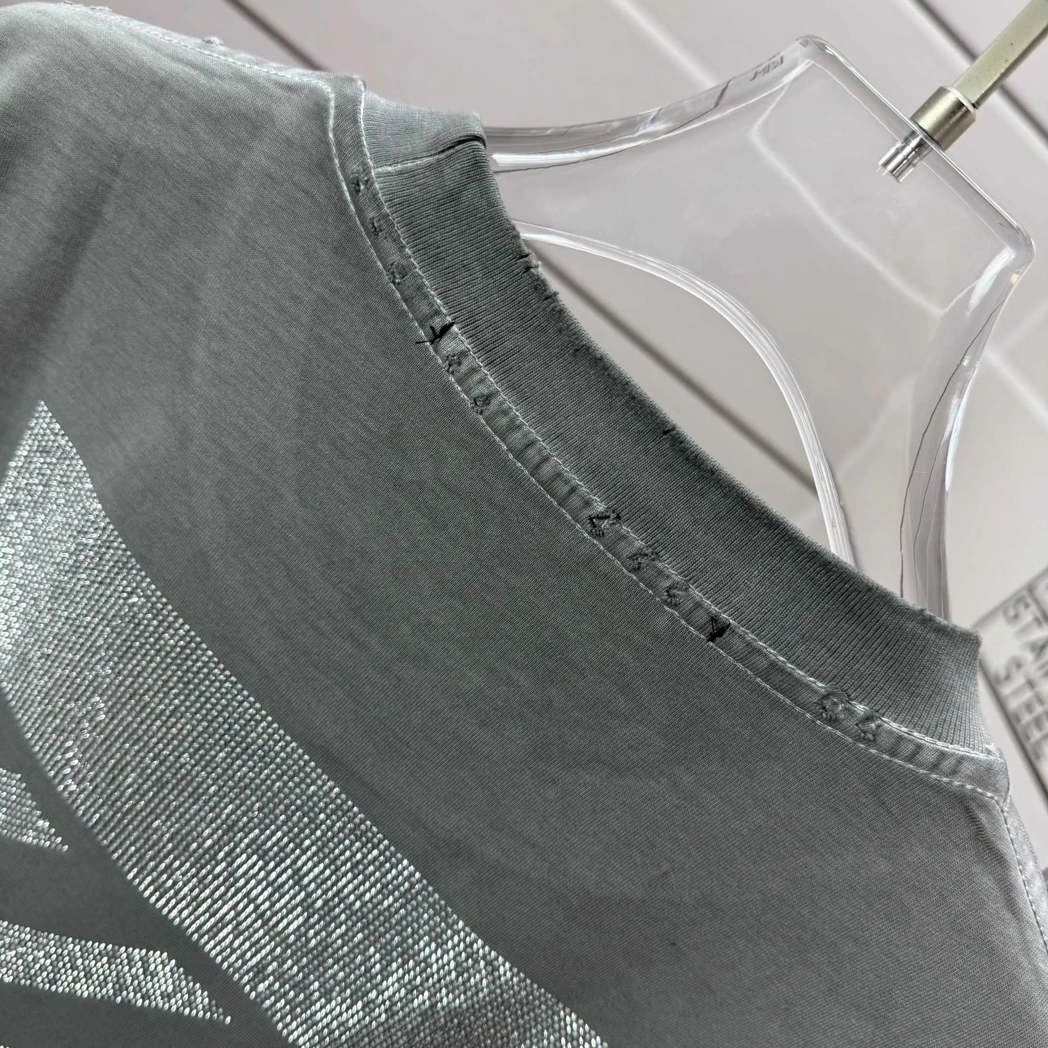 # OFF 2026 Spring and Summer New Arrival Washed and worn 320g round neck short-sleeved tee Men and women Same Style loose version Silicone + hot diamond process Color: Washed dark black Washed white Washed gray Brown Washed Red Size: S M L XL XXL Size: S (90-130 pounds) M (120-150 pounds) L (140-165 pounds) XL (160-180 catties) XXL (180-210 catties)