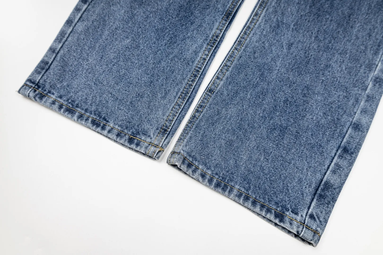 OFF-White 26 Autumn New Arrival blue pants and black printed jeans. This style uses 13.5 ounces of Japanese Kaihara customized soft-structure denim. It is "stress-relieved" through a washing process on a selvage weave base. The surface of the fabric has a slightly raised "peach skin" feel, just like a vintage item that has been worn for several years. It is skin-friendly but has clear muscles. The special double-twisting method of warp and weft allows the trouser legs to have an exaggerated volume (Extra Volume) and at the same time, the gravity is concentrated on the hem. When standing, it looks like mountains, and when walking, it creates flowing shadows. Style number: 2016# Color: Blue Size: 30 32 34 36