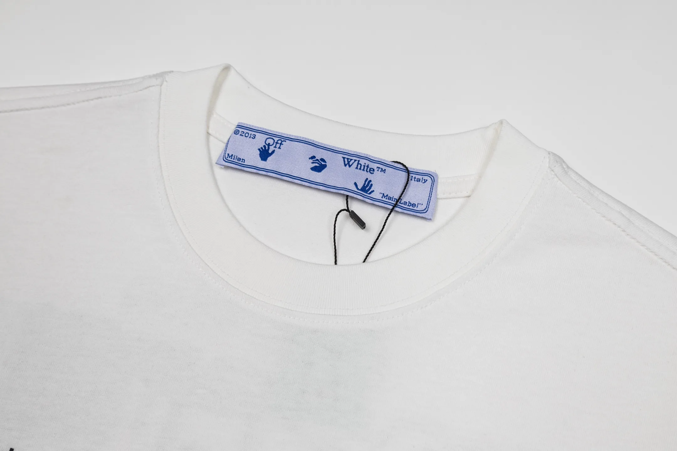 A 016 Off White is made of 260g high quality double yarn pure cotton fabric, with colorful patterns all over, digital direct injection technology, fashionable Versatile, same style for men and women. Color: Black White Size S-XXL P70
