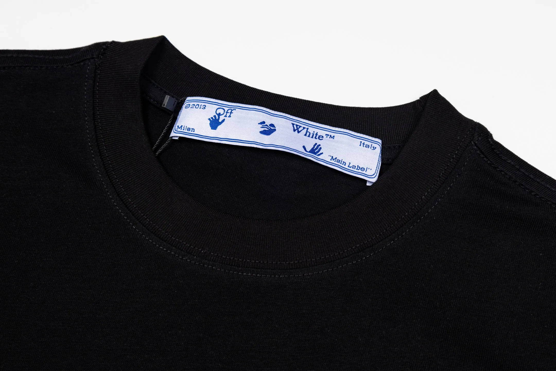 A 016 Off White is made of 260g high quality double yarn pure cotton fabric, with colorful patterns all over, digital direct injection technology, fashionable Versatile, same style for men and women. Color: Black White Size S-XXL P70