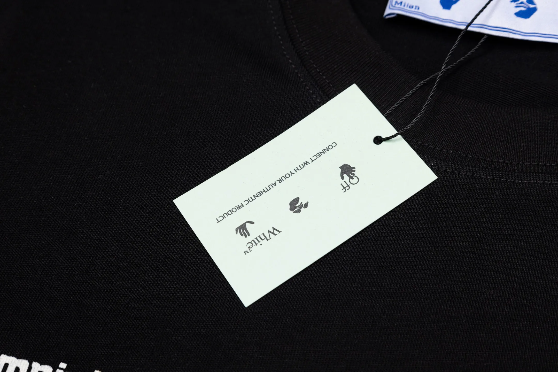 A 016 Off White is made of 260g high quality double yarn pure cotton fabric, with colorful patterns all over, digital direct injection technology, fashionable Versatile, same style for men and women. Color: Black White Size S-XXL P70