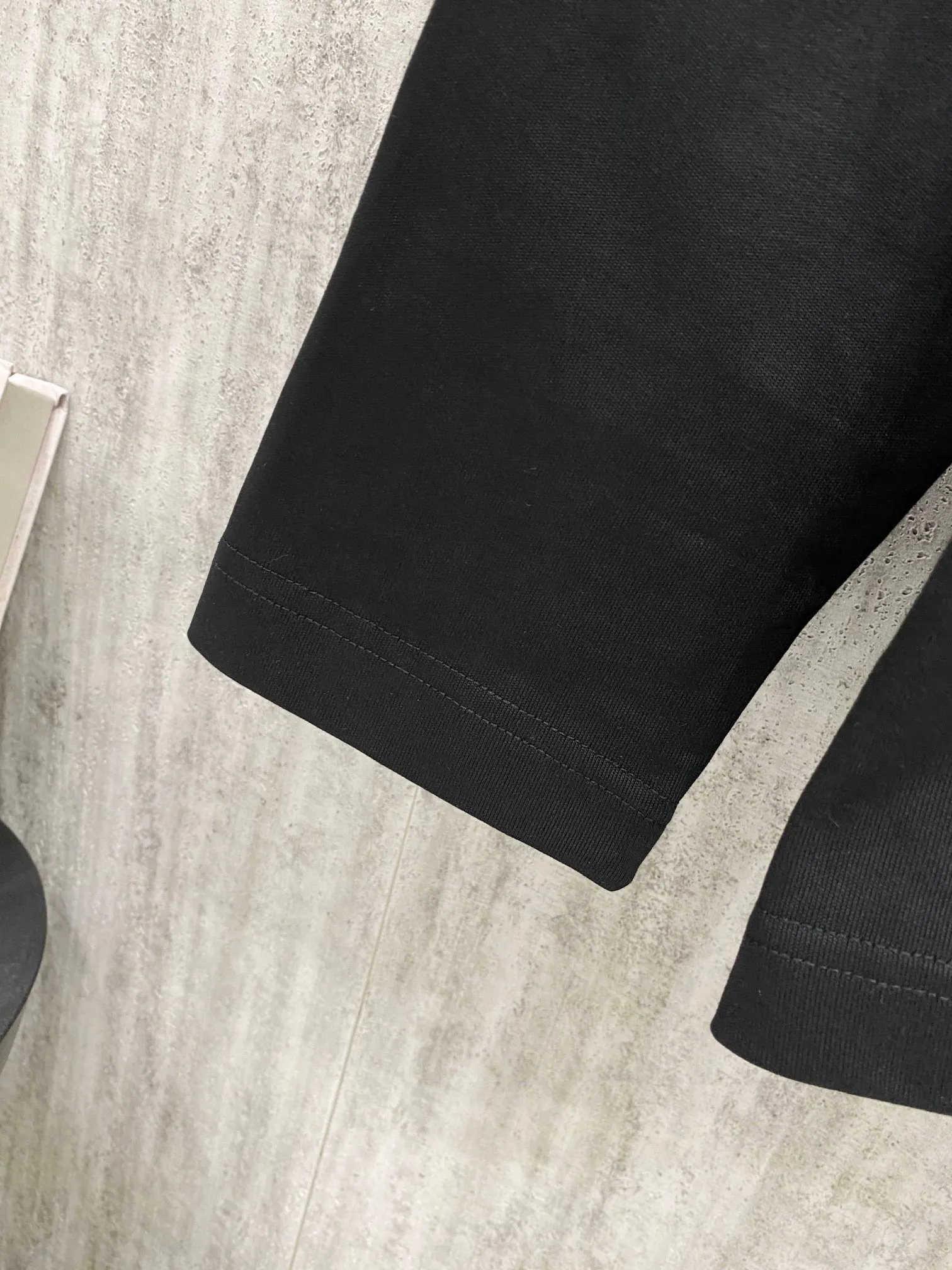 OFF 2026ss🔥Heavyweight, high round neck design concept, 350g heavyweight pure cotton, high-precision craftsmanship, full texture, exclusive supply -Size: S M L XL -Color: Black White 120💰
