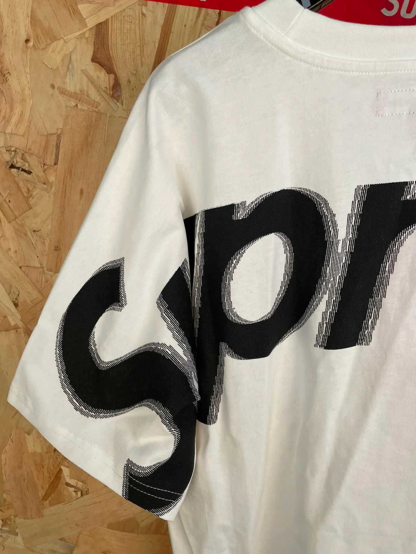 Style number: 8160 supreme back label 26ss high street letter screen printing loose casual men's and women's Same Style short-sleeved T-shirt Color: Black White/Black logo White/Red logo White/Blue logo Navy blue/Yellow logo (5 colors) Size: S-XL