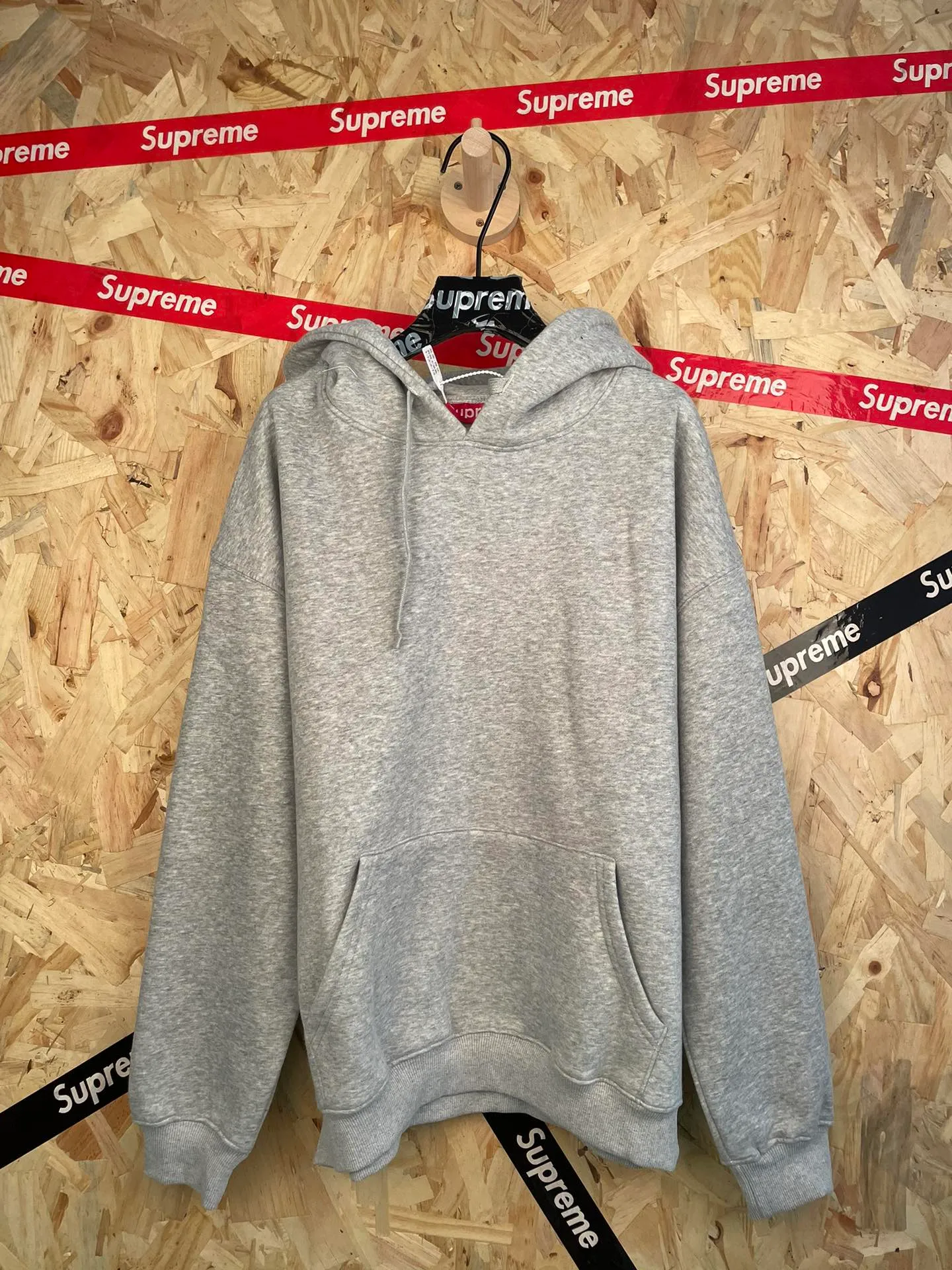 Style No.: 8115 SUPREME Heavy Industry Back Embroidered Letters Hooded Suit Sweater Thick Pound Fleece Fabric Size: S M L XL Color: Gray