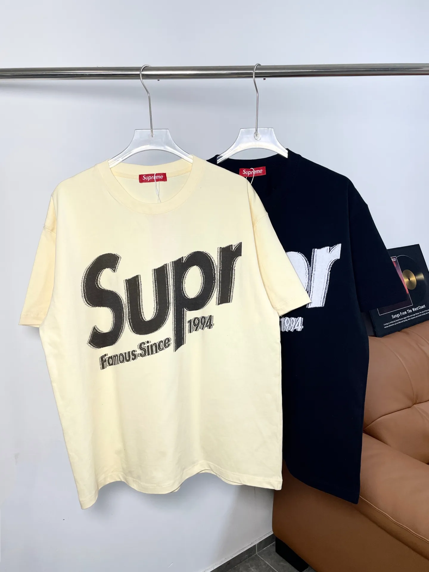 The Supreme Week badge official website is selling short-sleeved T-shirts at the same time. Heavy-weight pure cotton fabric with high degree of detail restoration. Size: M-3XL