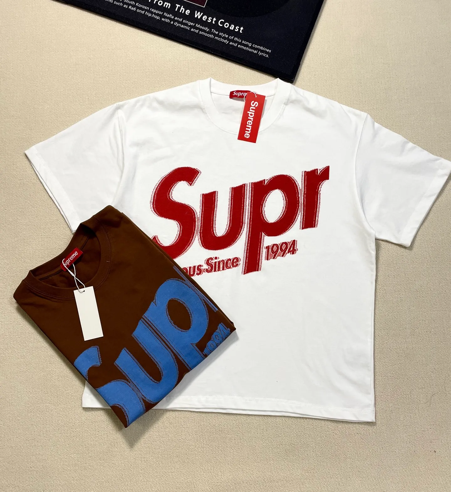 The Supreme Week badge official website is selling short-sleeved T-shirts at the same time. Heavy-weight pure cotton fabric with high degree of detail restoration. Size: M-3XL