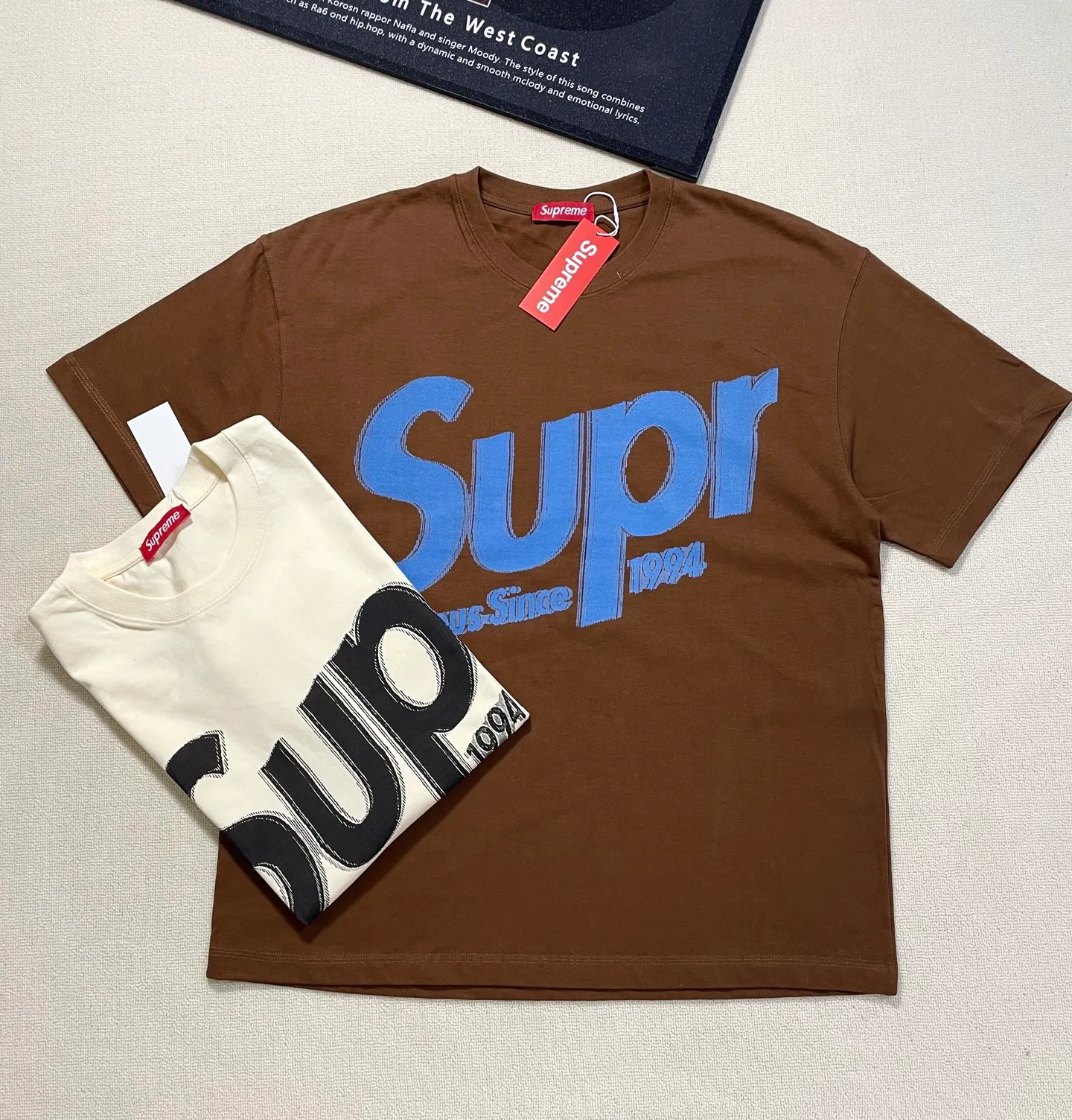 The Supreme Week badge official website is selling short-sleeved T-shirts at the same time. Heavy-weight pure cotton fabric with high degree of detail restoration. Size: M-3XL
